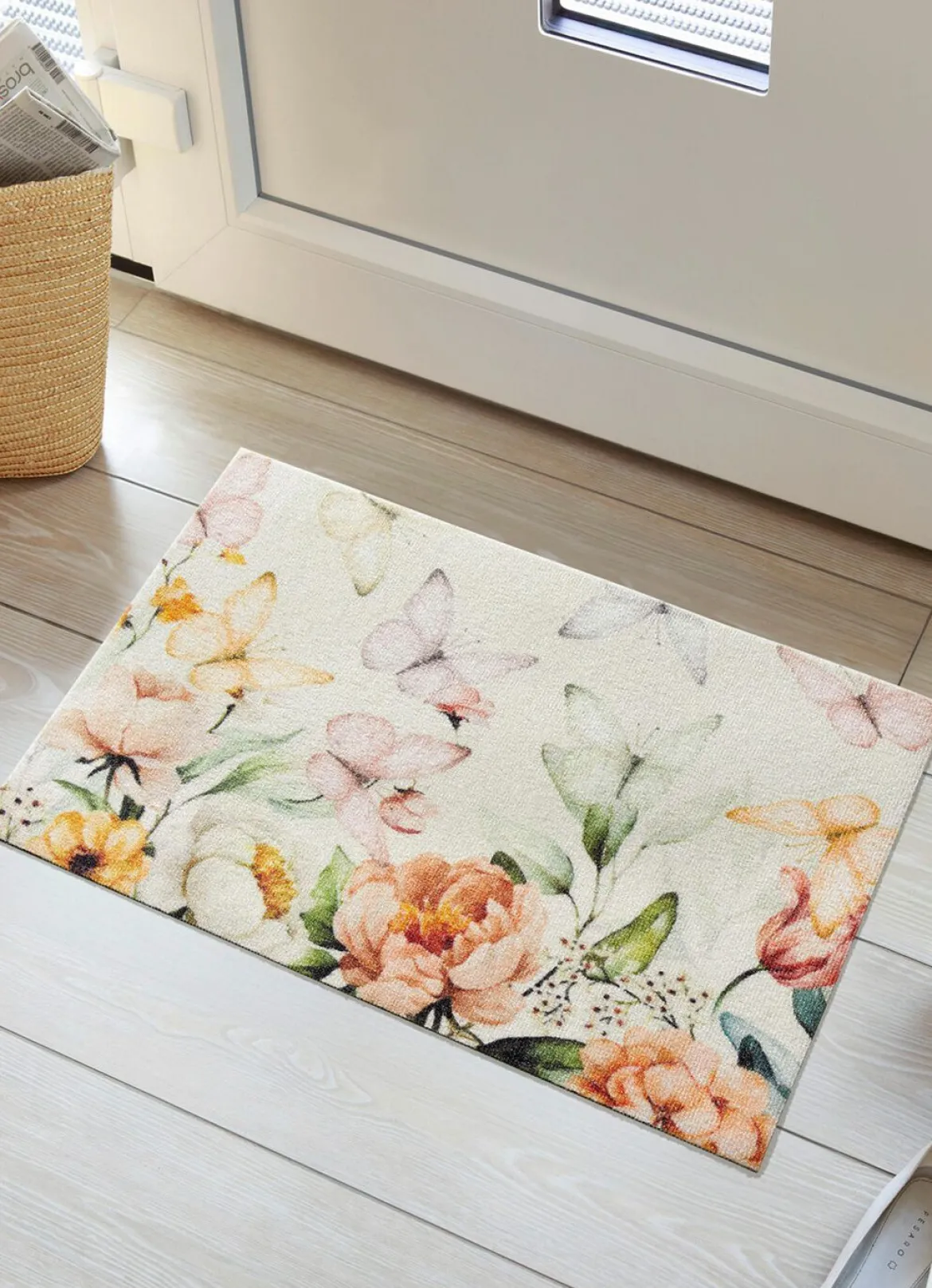 Ansprechende Fußmatte mit Blüten und Schmetterlinge