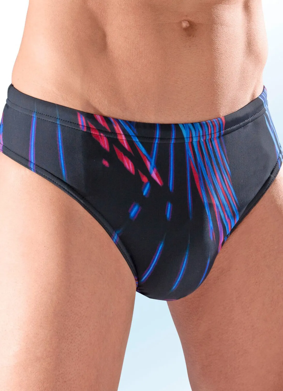 Badehose in Slipform mit buntem Druckdessin