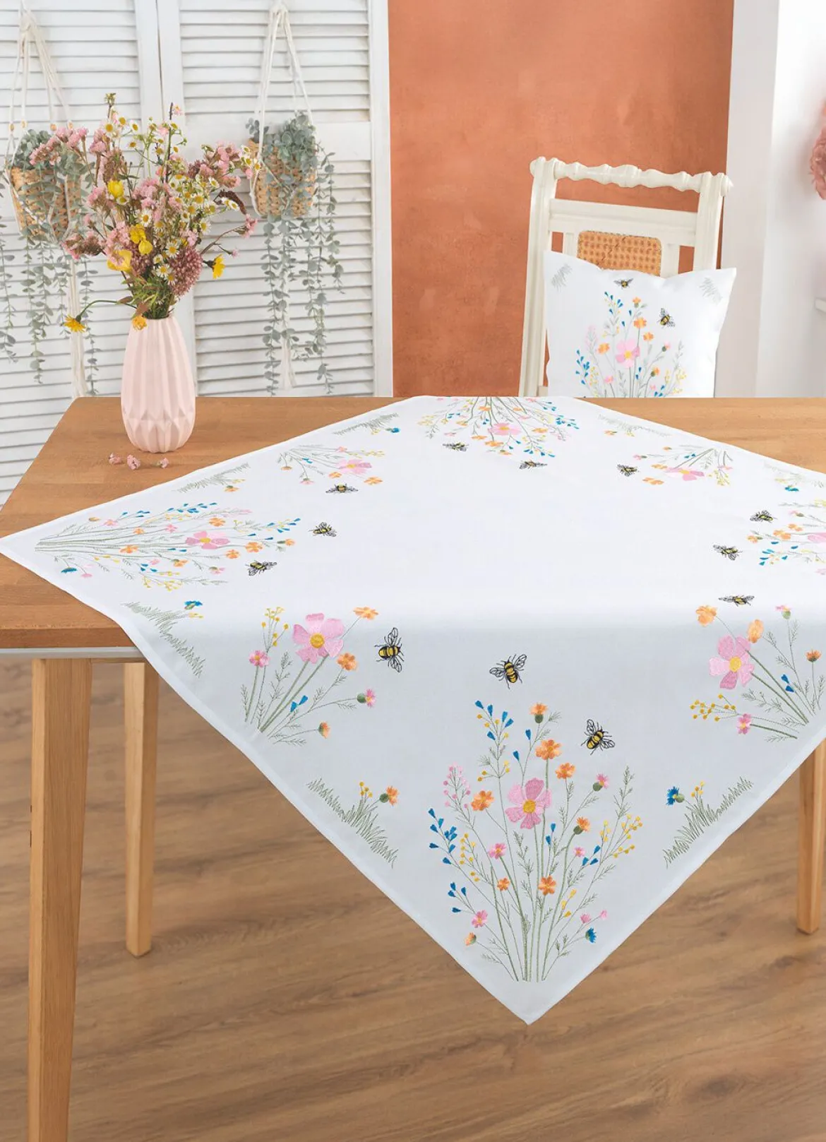 Bestickte Tisch- und Raumdekoration mit Wiesenblumen-Motiv
