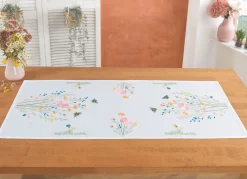 Bestickte Tisch- und Raumdekoration mit Wiesenblumen-Motiv