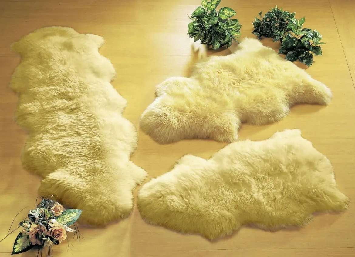 Bettumrandung aus echtem Lammfell in Tierform