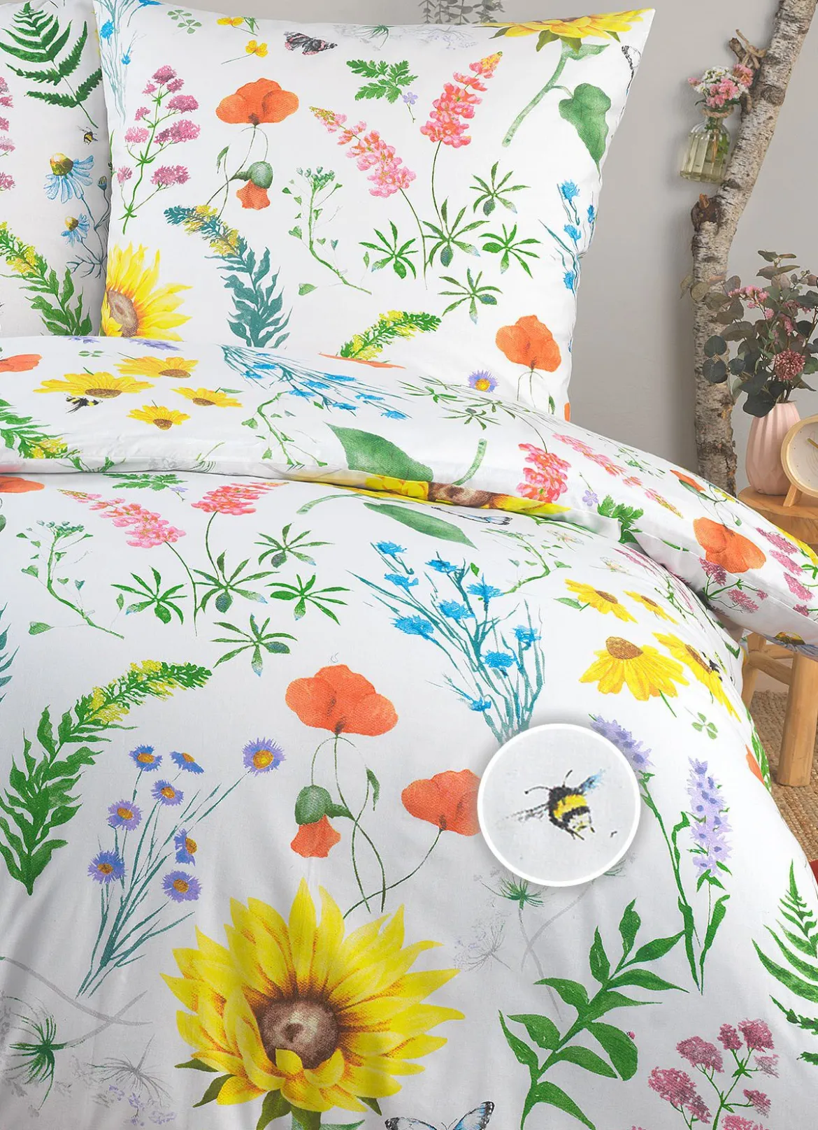 Bettwäsche-Garnitur mit Blumenwiesen-Motiv