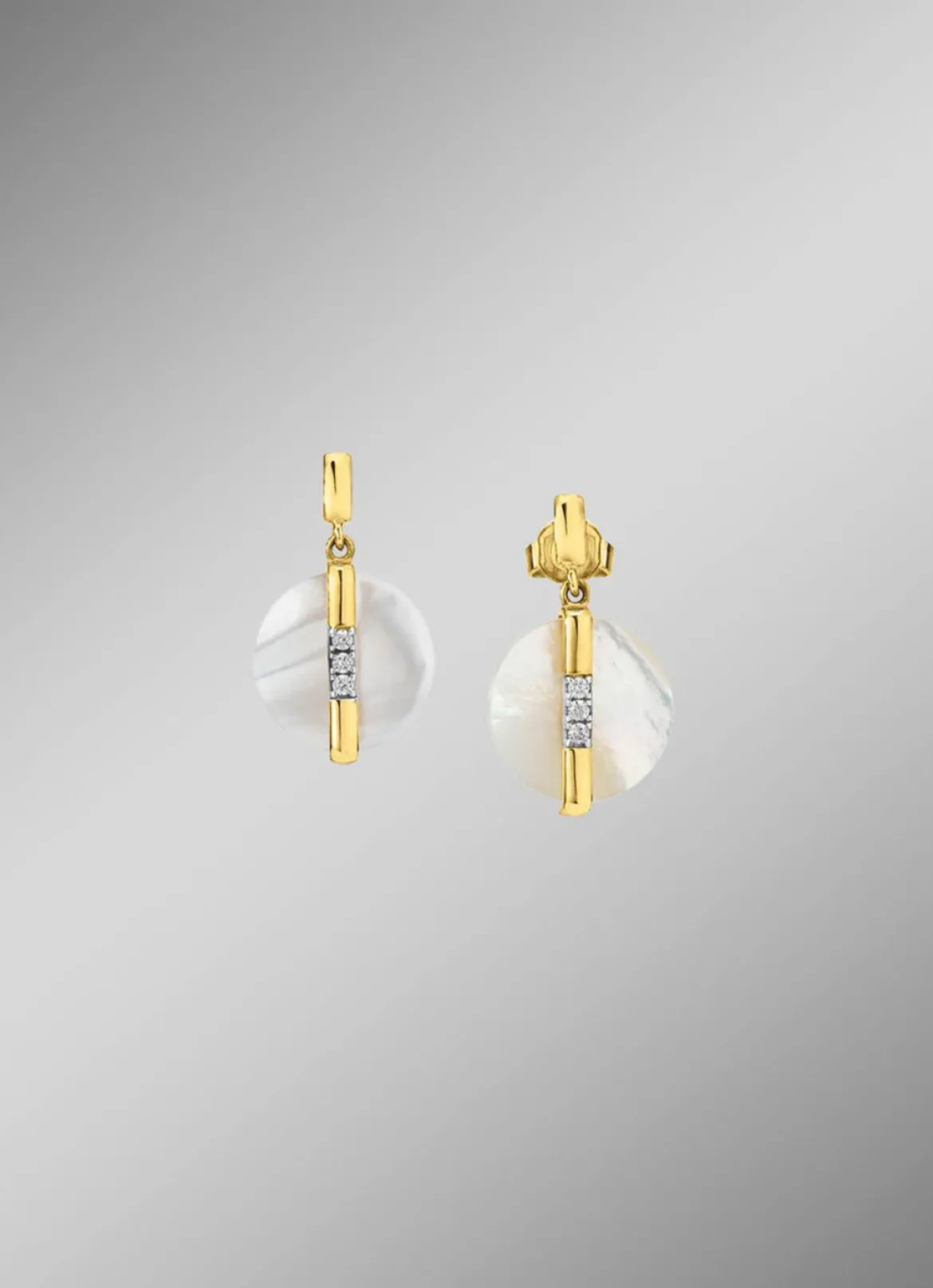 Bewegliche Eleganz: Ohrstecker mit echt Perlmutt