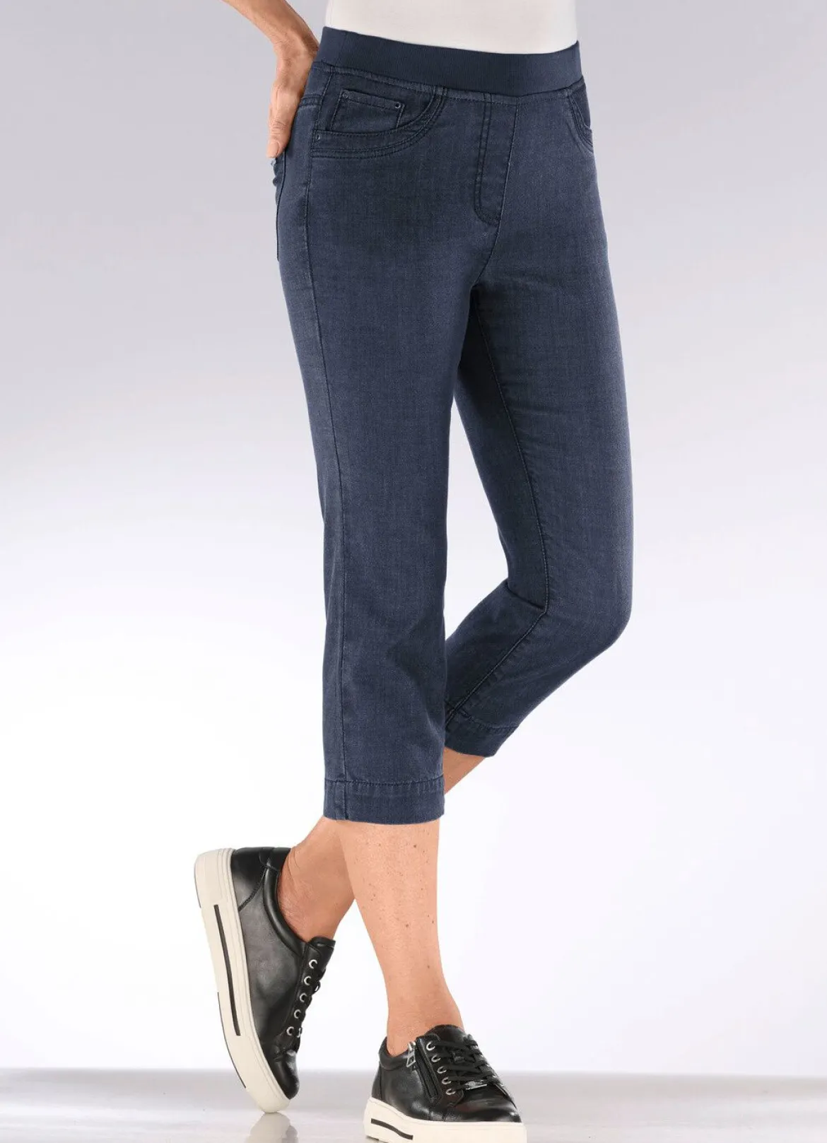Caprijeans mit Strasssteinchenzier
