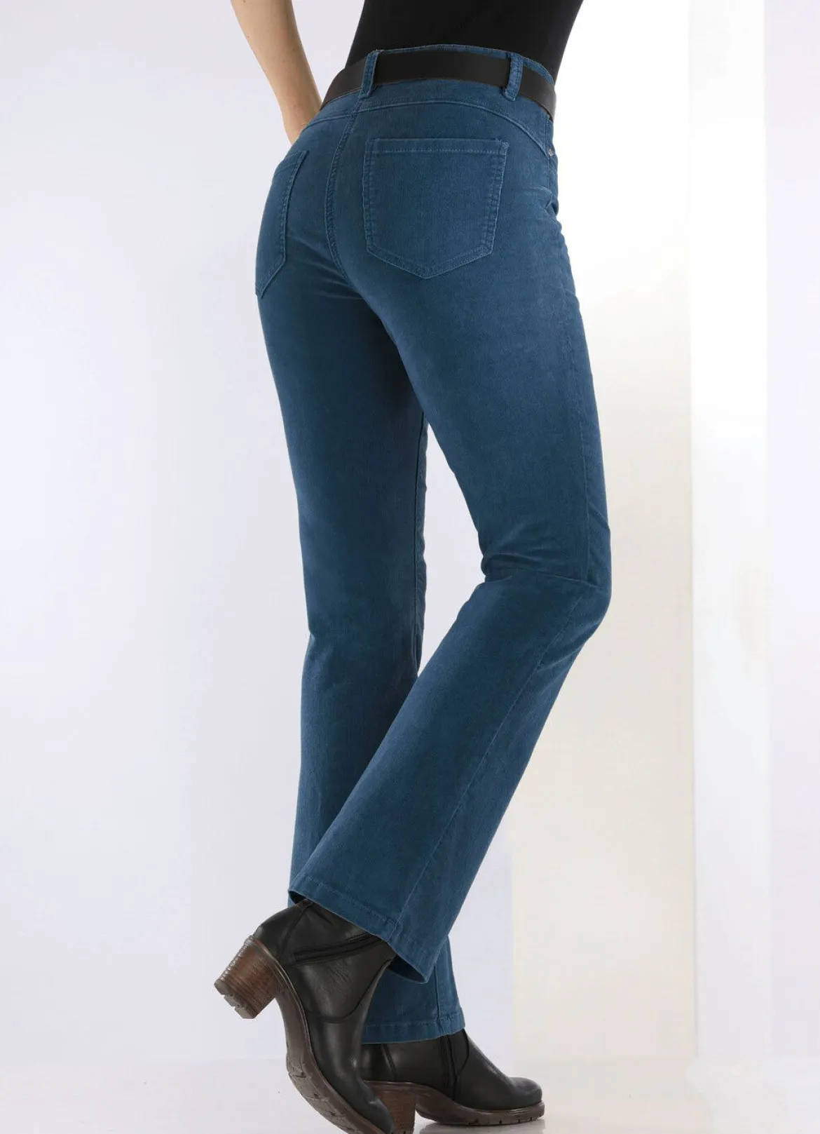 Cordhose in trendiger Bootcut-Form