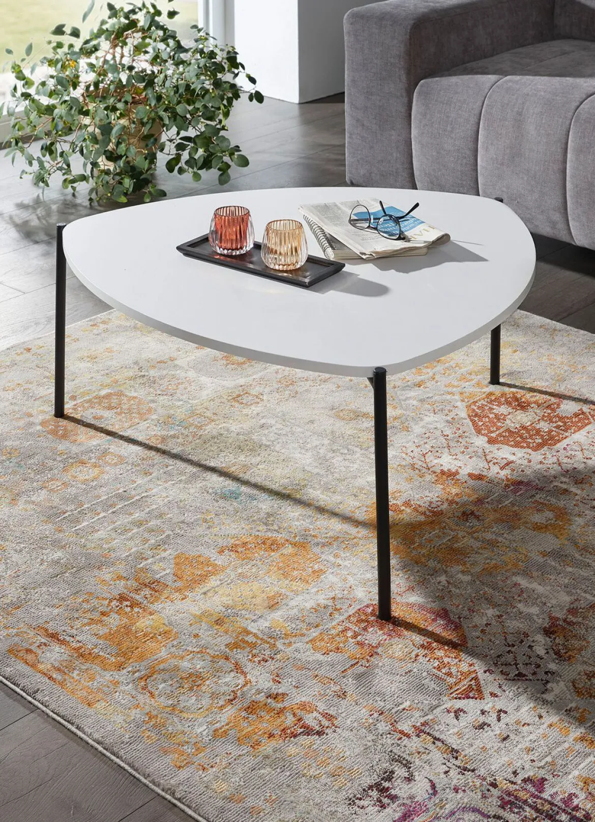 Couchtisch im Loft-Design mit Metallgestell