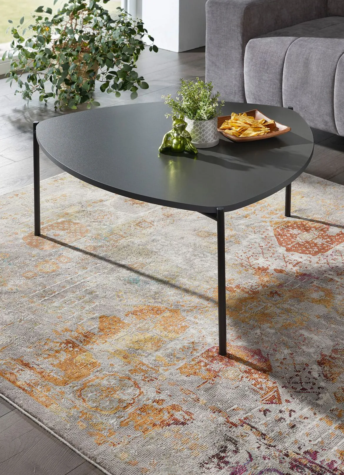 Couchtisch im Loft-Design mit Metallgestell