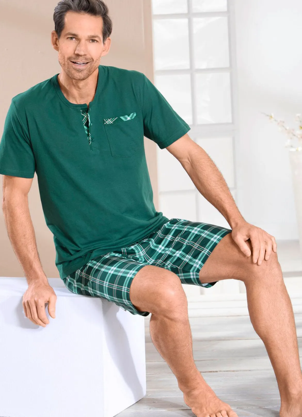 Dreiteiliges Shorty mit Knopfleiste und Brusttasche