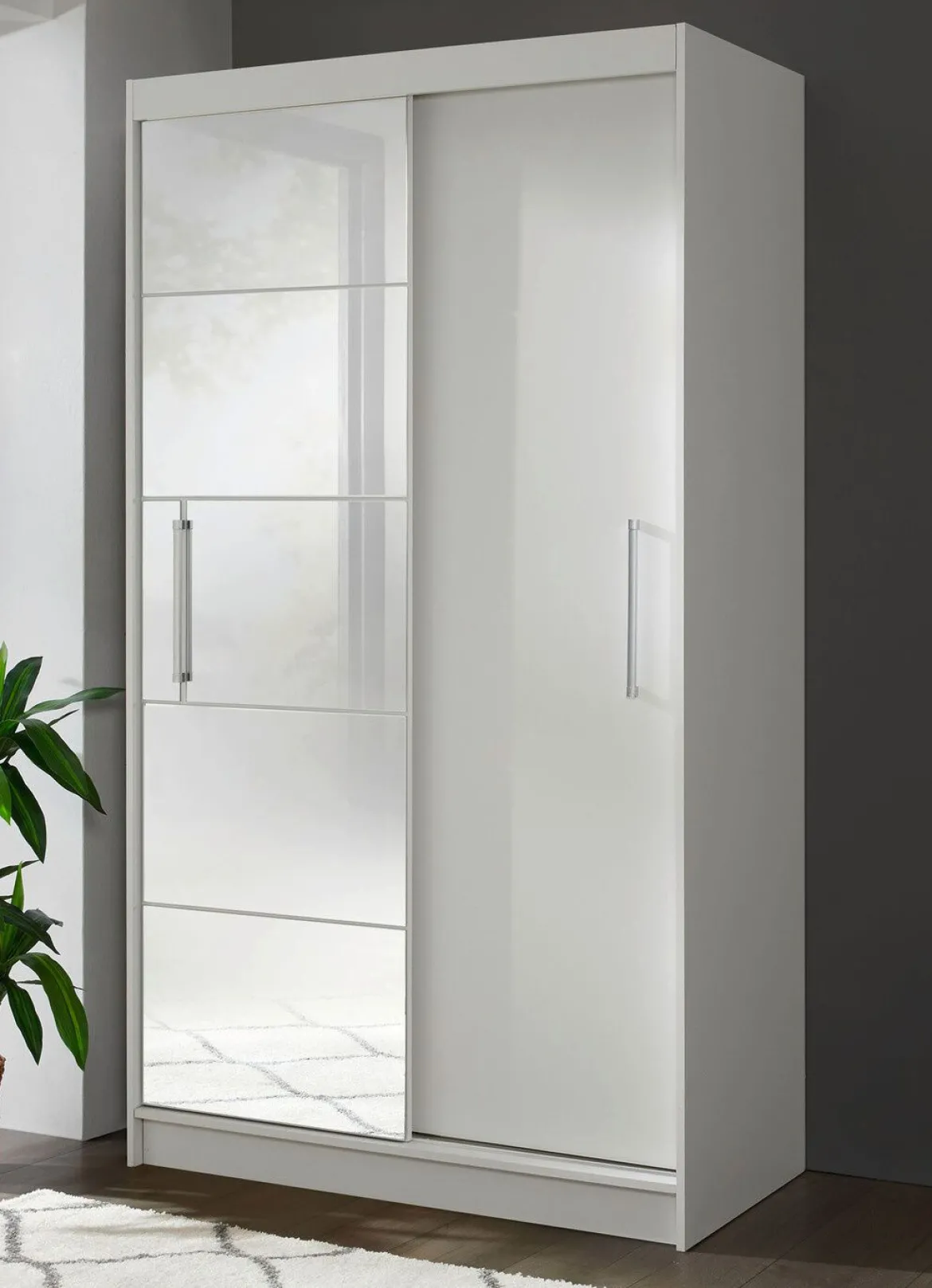 Durchdachter Schwebetürenschrank mit Spiegelfront