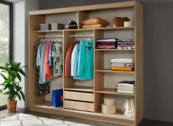 Durchdachter Schwebetürenschrank mit Spiegelfront