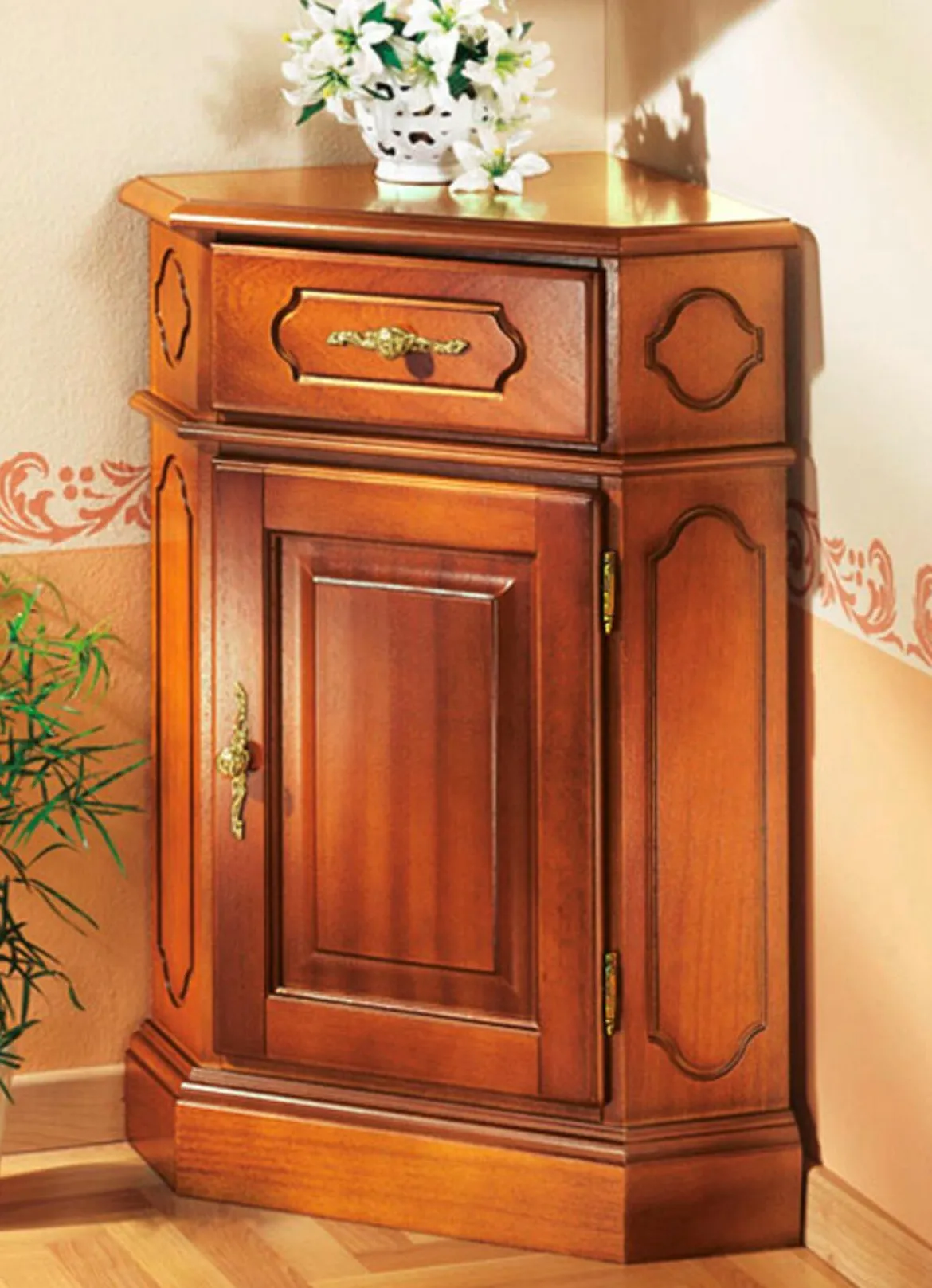 Eck-Kommode mit eleganten, goldfarbenen Metallgriffen