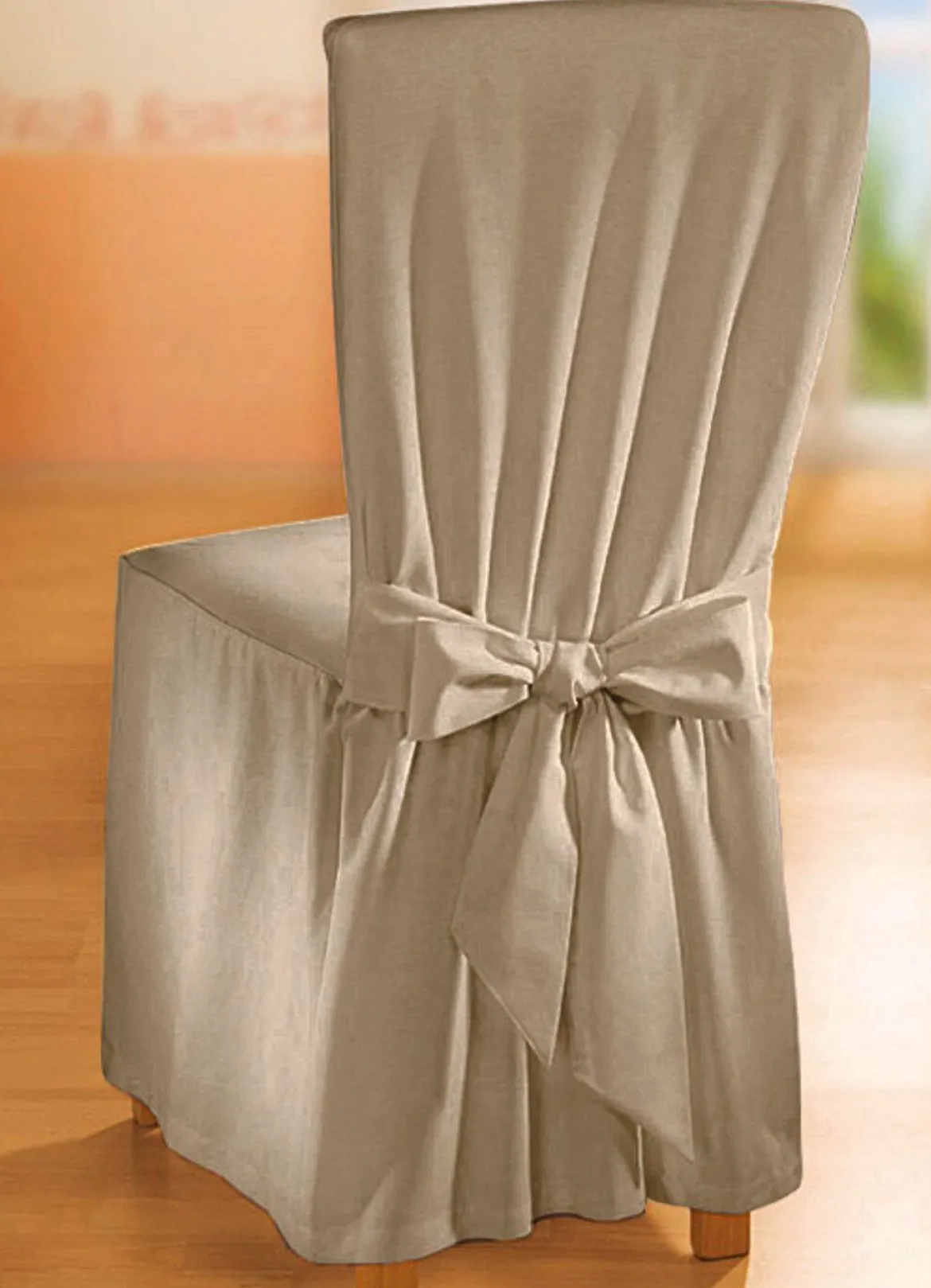 Elegante Stuhlhusse mit Bindebändern