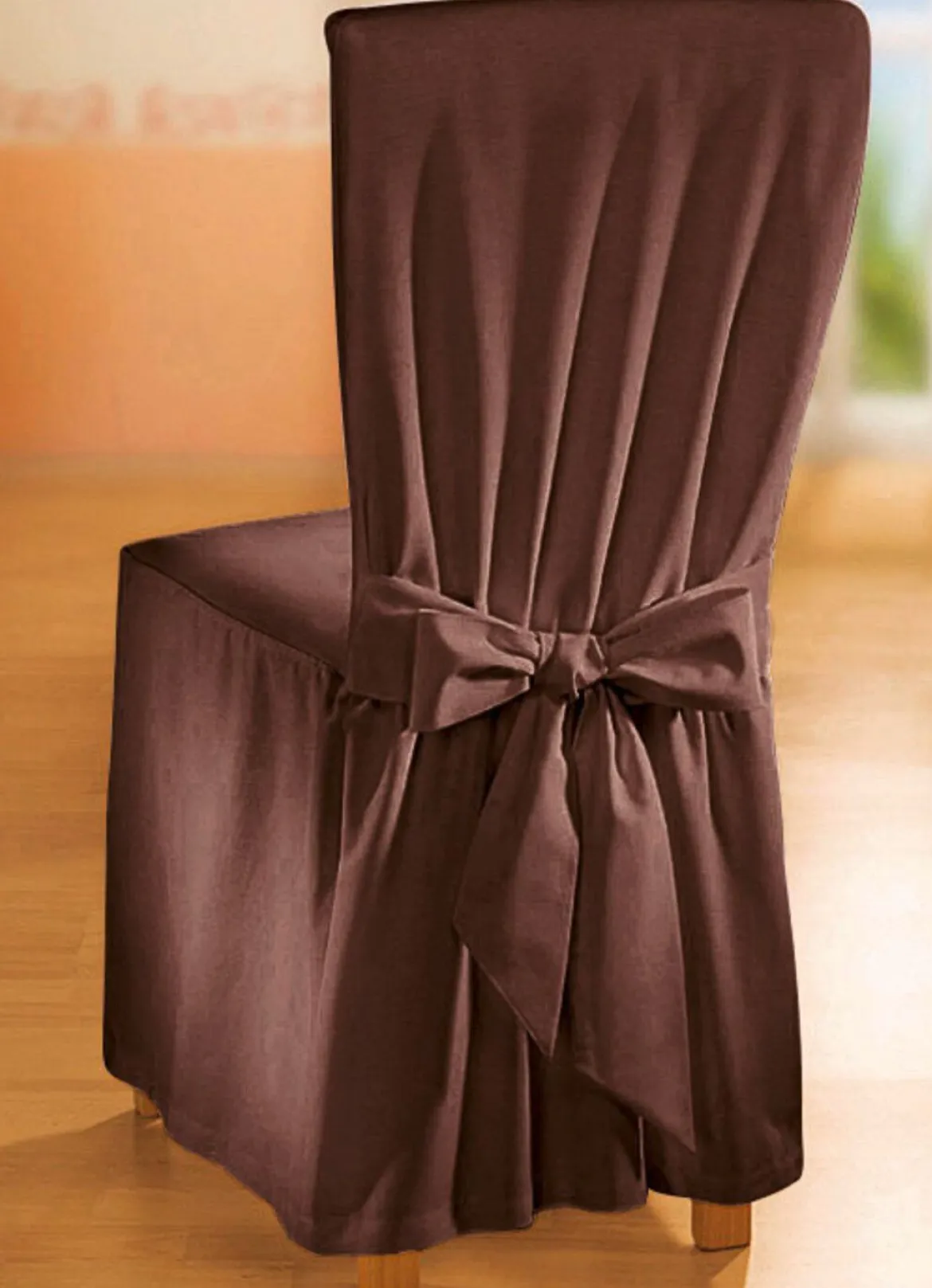 Elegante Stuhlhusse mit Bindebändern