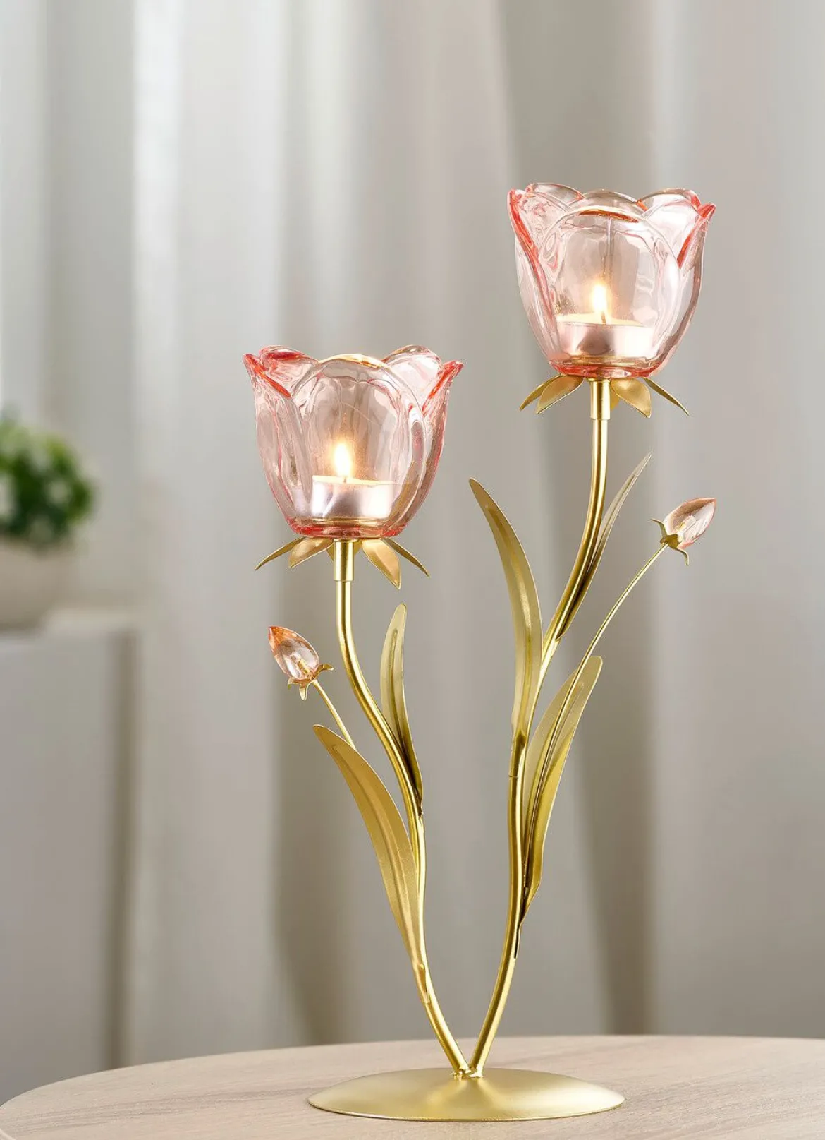Eleganter Teelichthalter mit Gläser in Rosenform