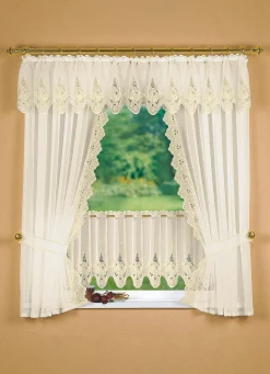 Fensterdekoration mit aufwendiger Plauener Stickerei