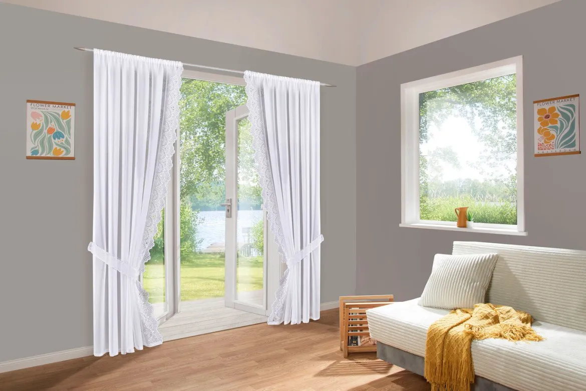 Fensterdekoration mit aufwendiger Plauener Stickerei