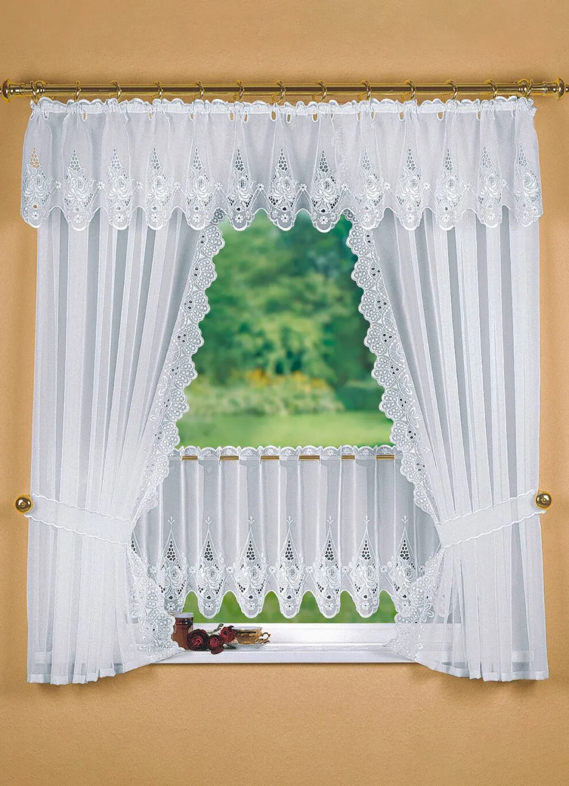 Fensterdekoration mit aufwendiger Plauener Stickerei