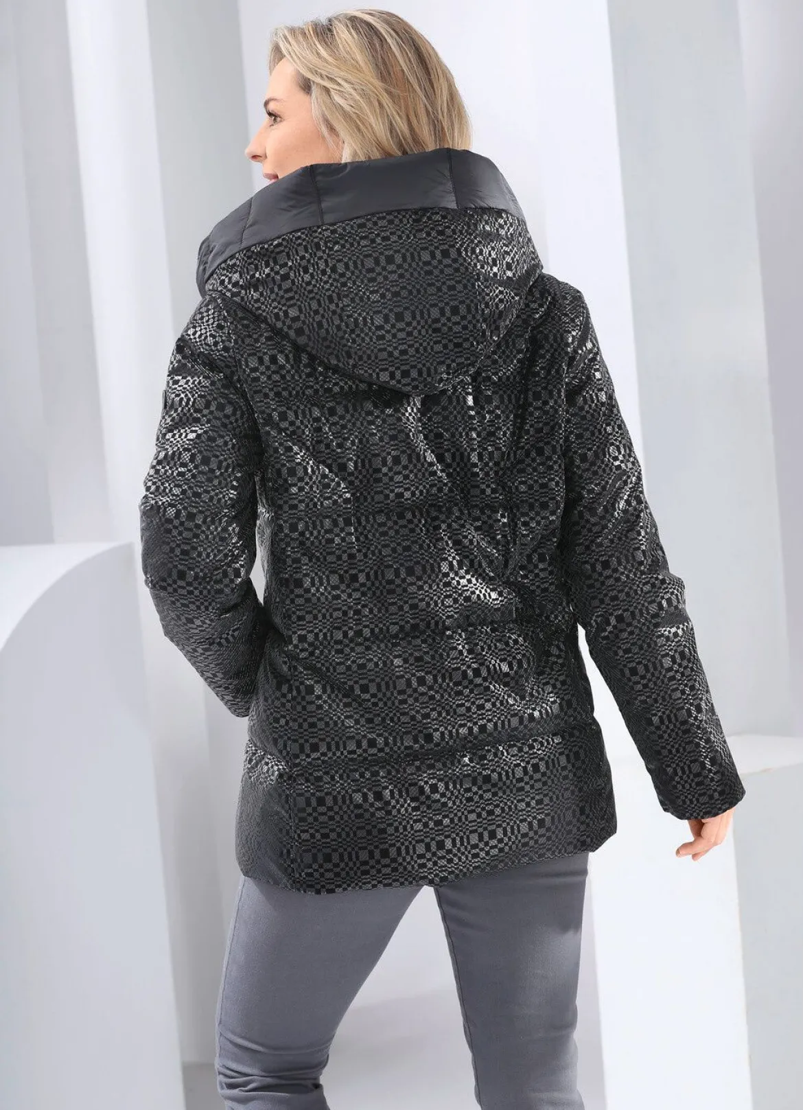 Funktionsjacke mit fester Kapuze