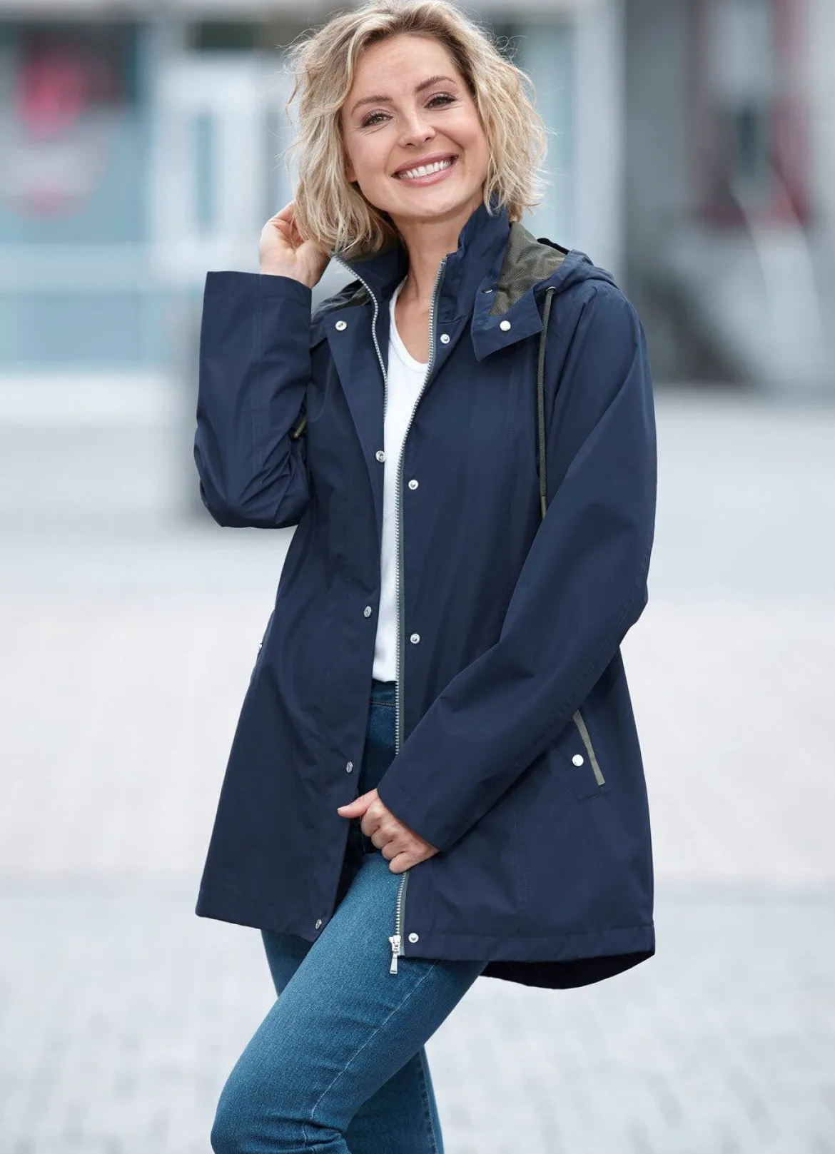 Funktionsjacke mit kleinem Regenschild an der abnehmbaren Kapuze