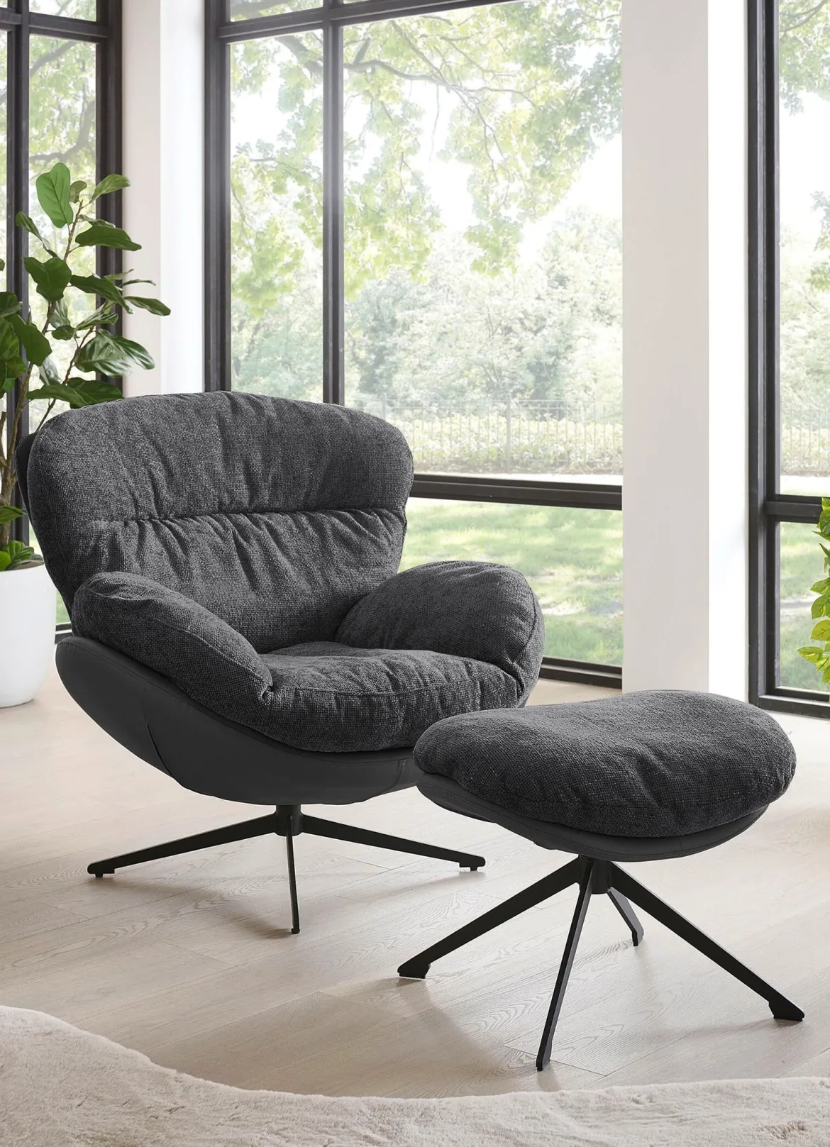Gemütlicher Loungesessel mit Hocker