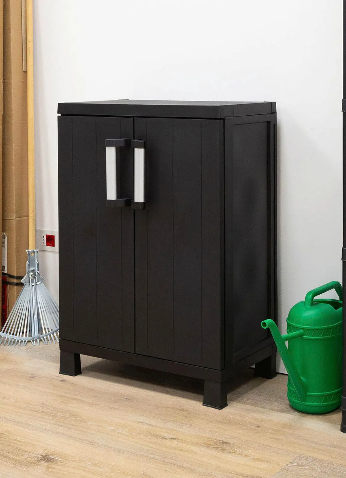 Geräteschrank Garage mit Holzlamellen-Effekt