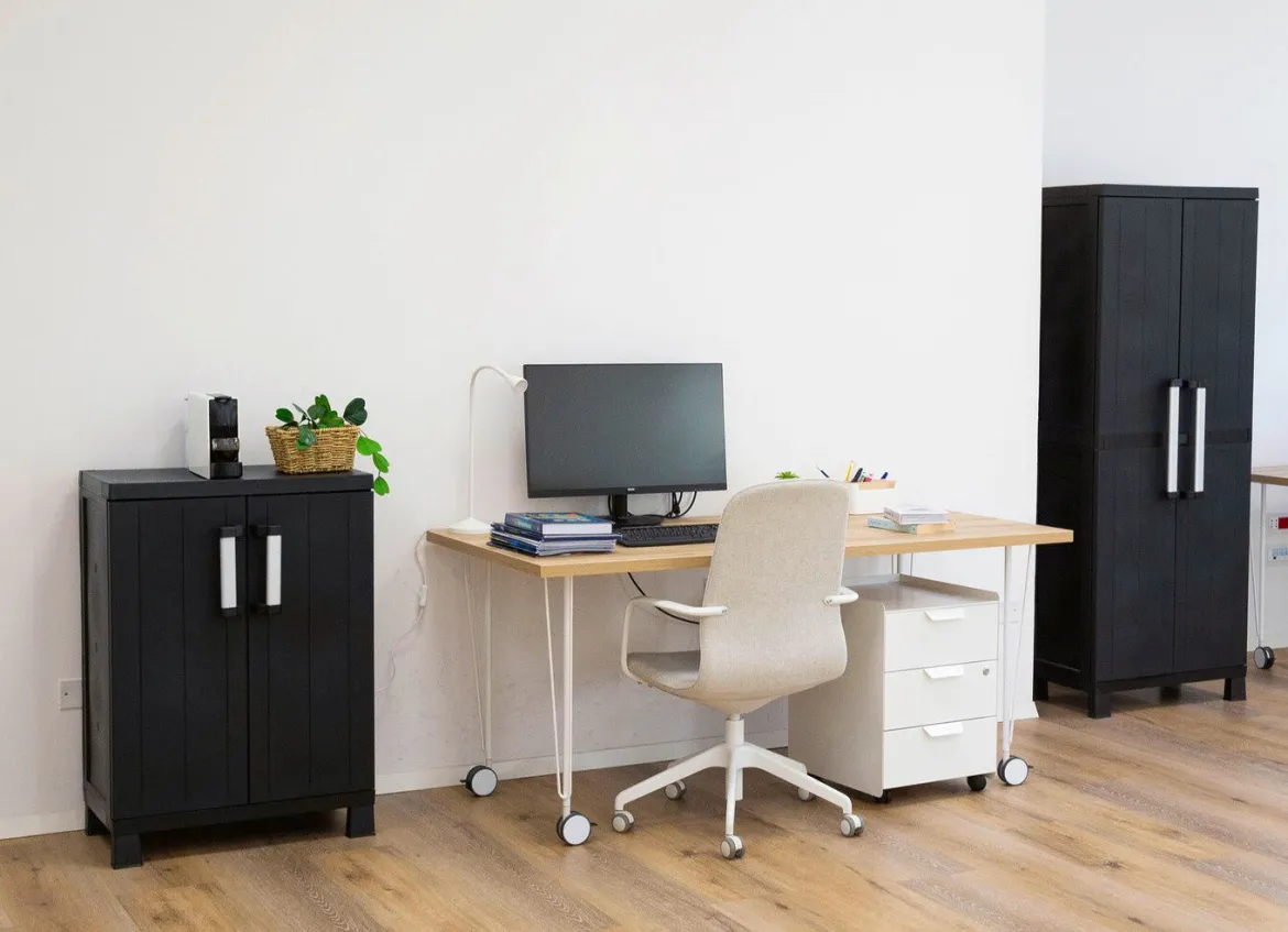Geräteschrank Garage mit Holzlamellen-Effekt