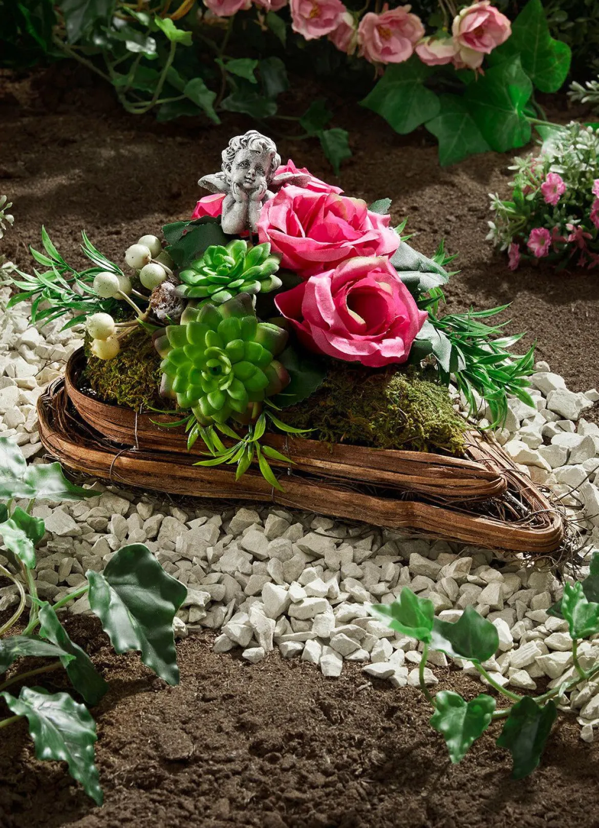 Gesteck in Herzform aus Rattan
