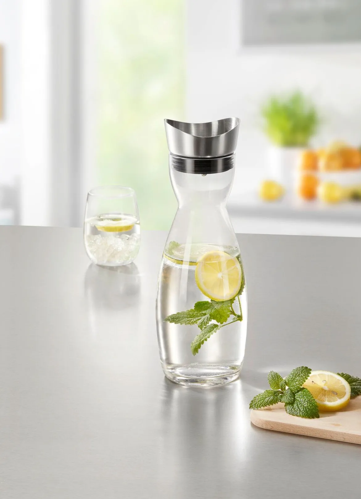 Glaskaraffe mit Edelstahl-Ausgießer