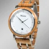 Herrenuhr mit Holzband der Marke Waidzeit