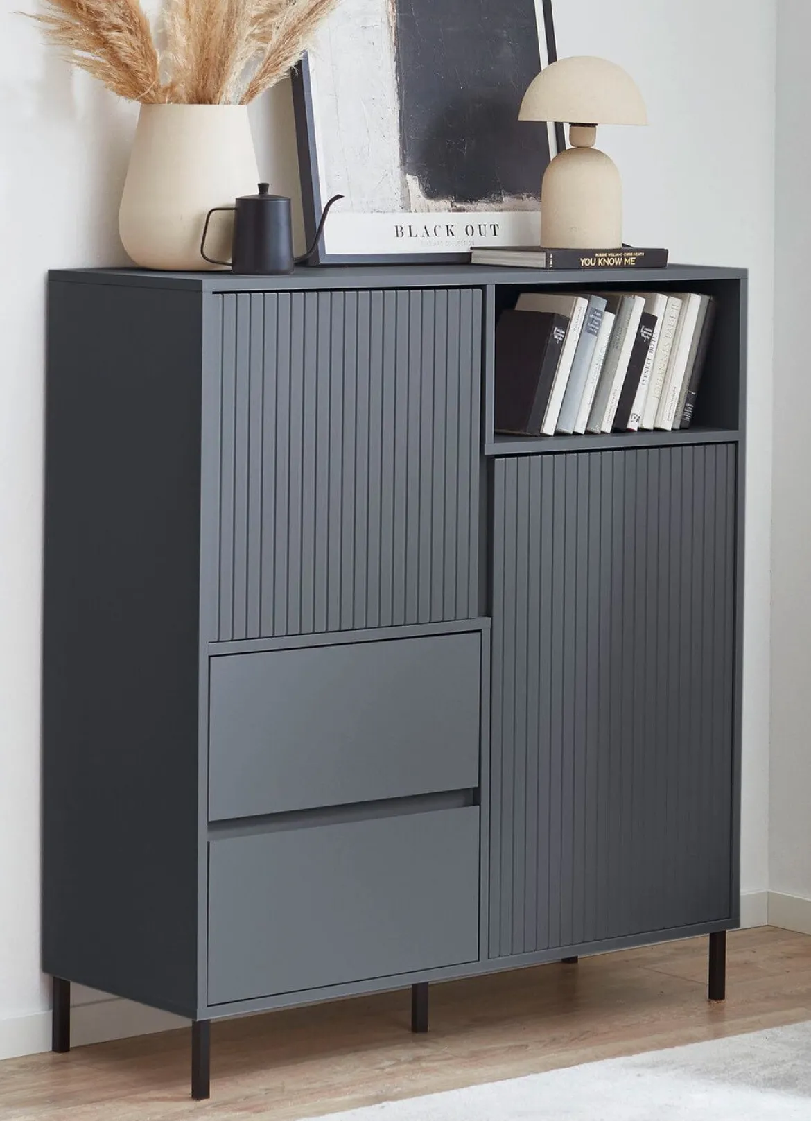 Highboard mit aufwendiger Rillenfront