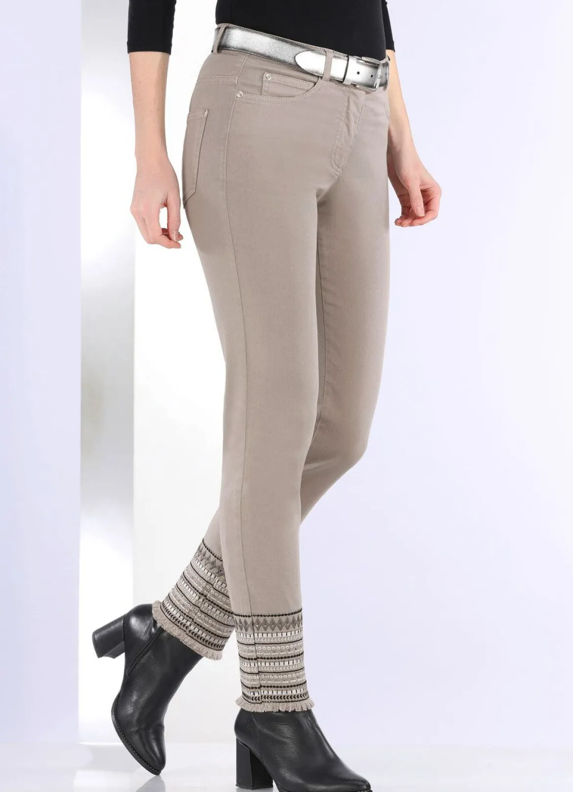 Hose mit aufwendiger Stickerei im Ethno-Stil
