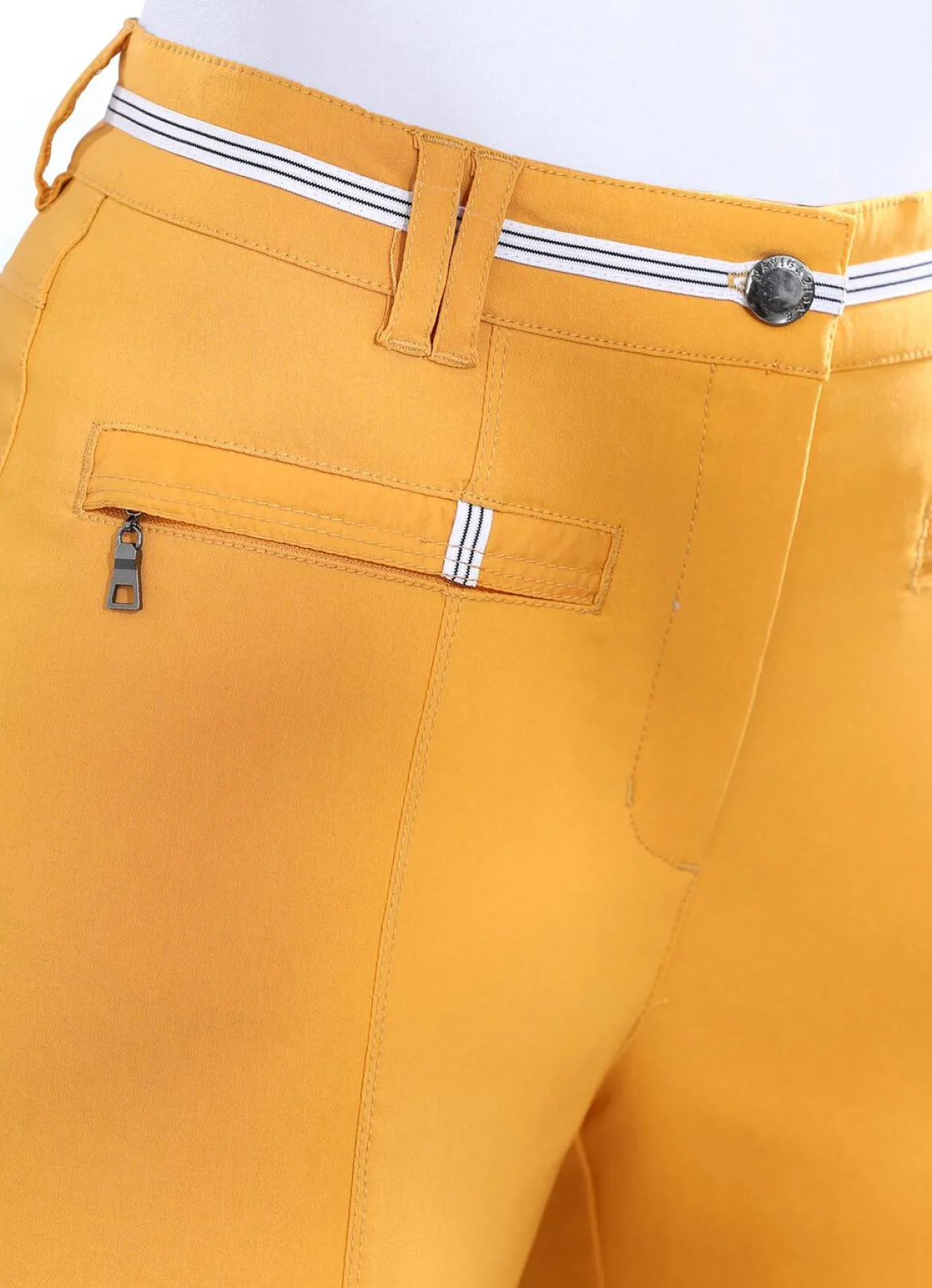 Hose mit dekorativem, kontrastfarbenem Zierband