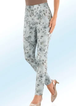 Hose mit farbharmonischer Floraldessinierung