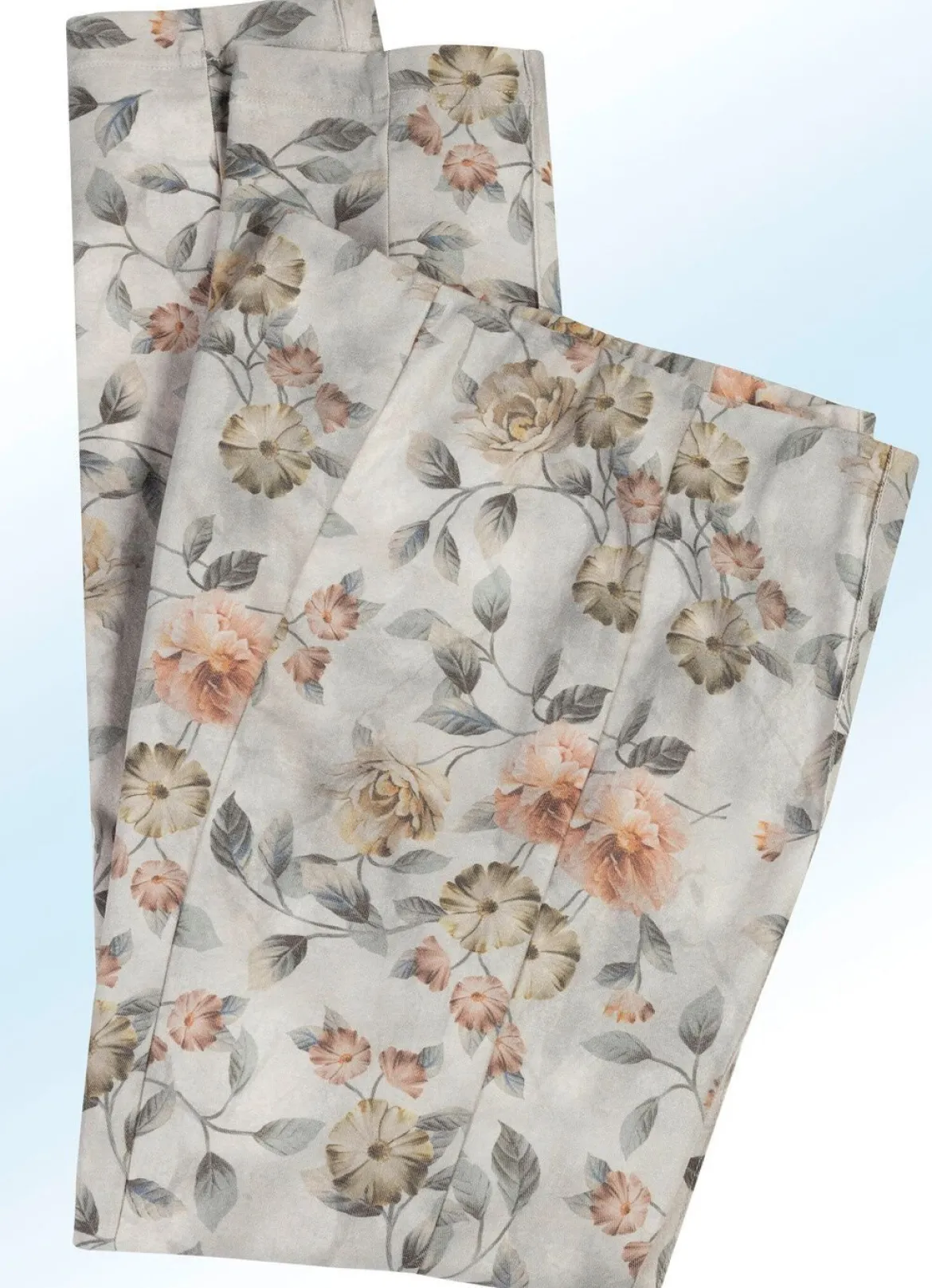 Hose mit farbharmonischer Floraldessinierung