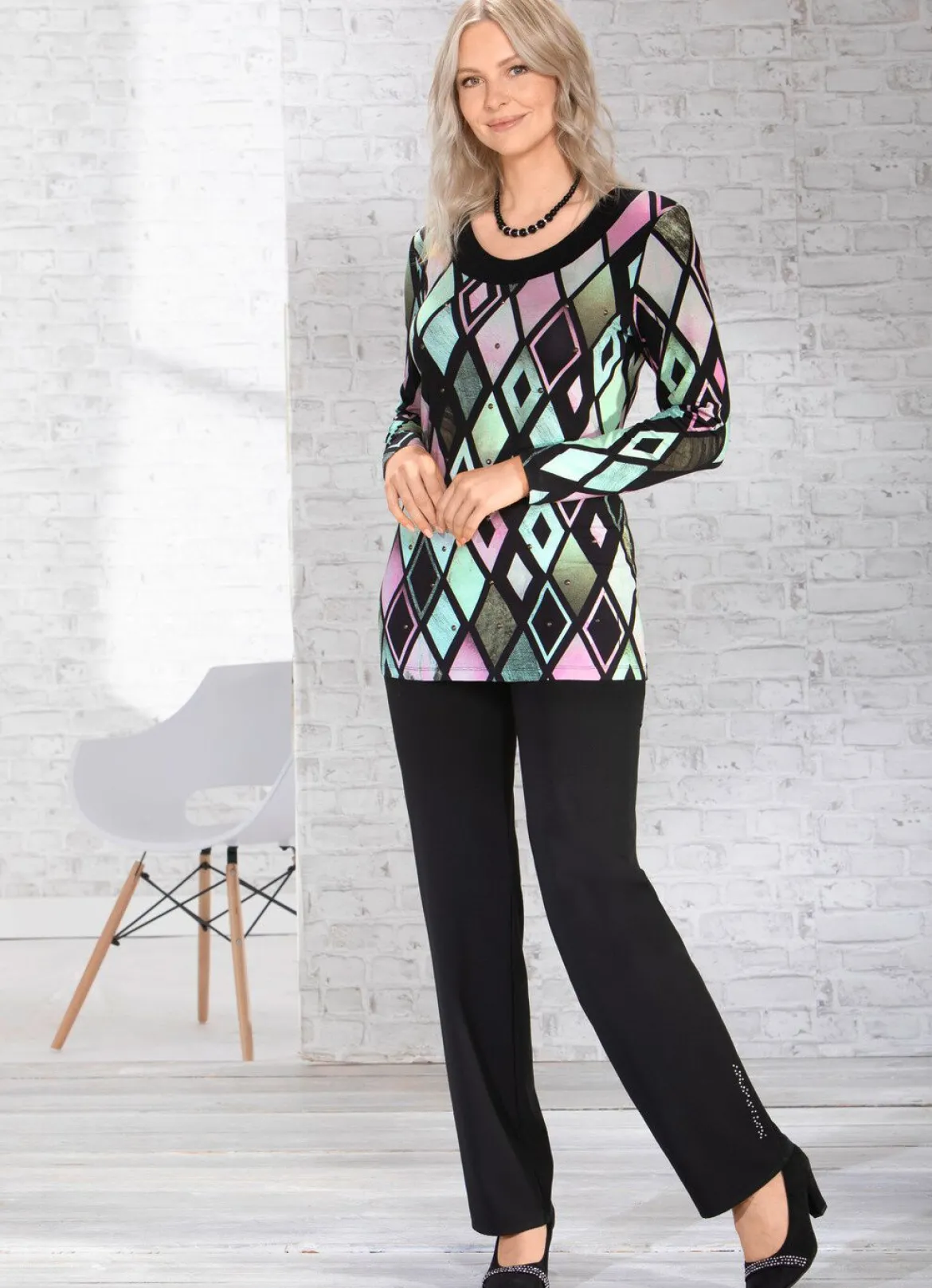 Hose mit hübschen Strass- und Perlenzier-Motiven