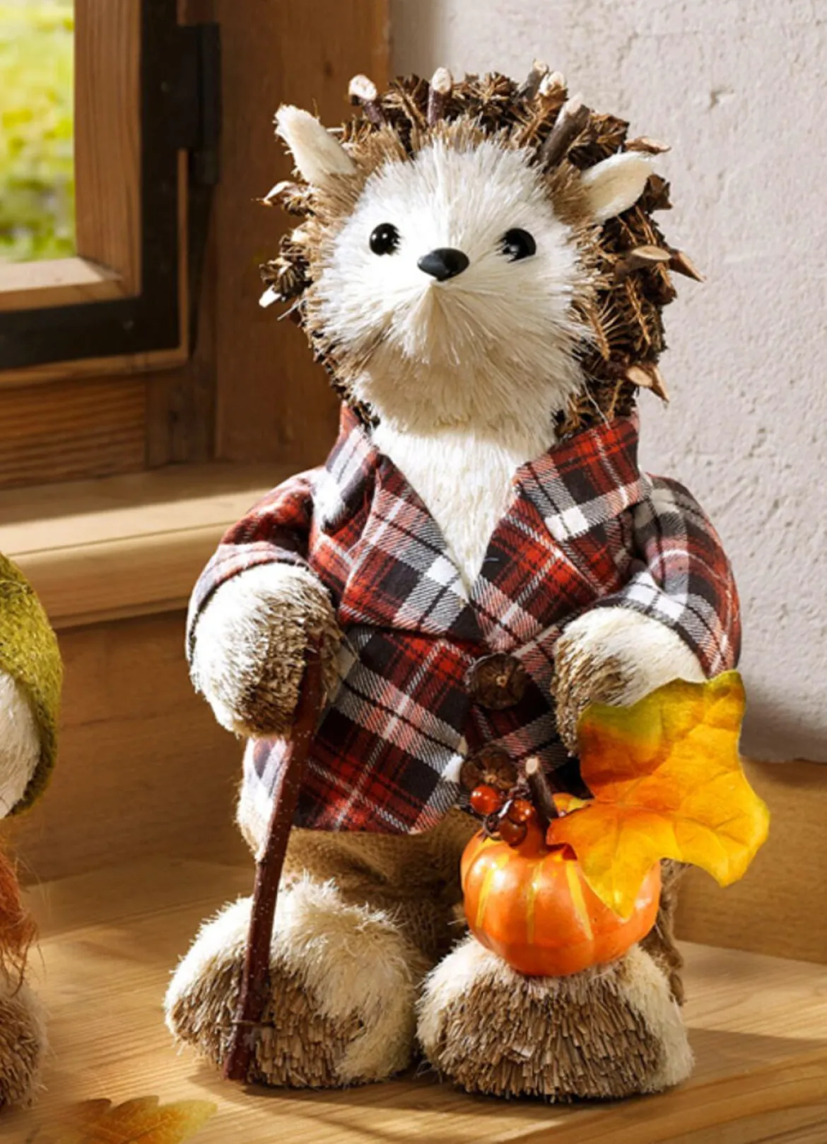 Igel aus Bast, Naturzapfen und Holz