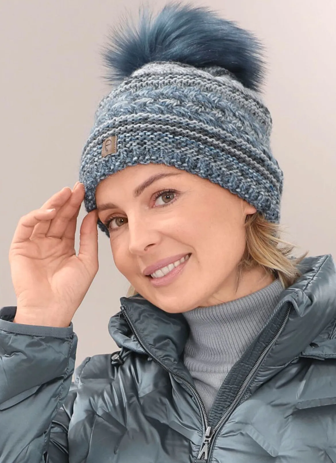 Interessante Damen-Mütze, mit Bommel