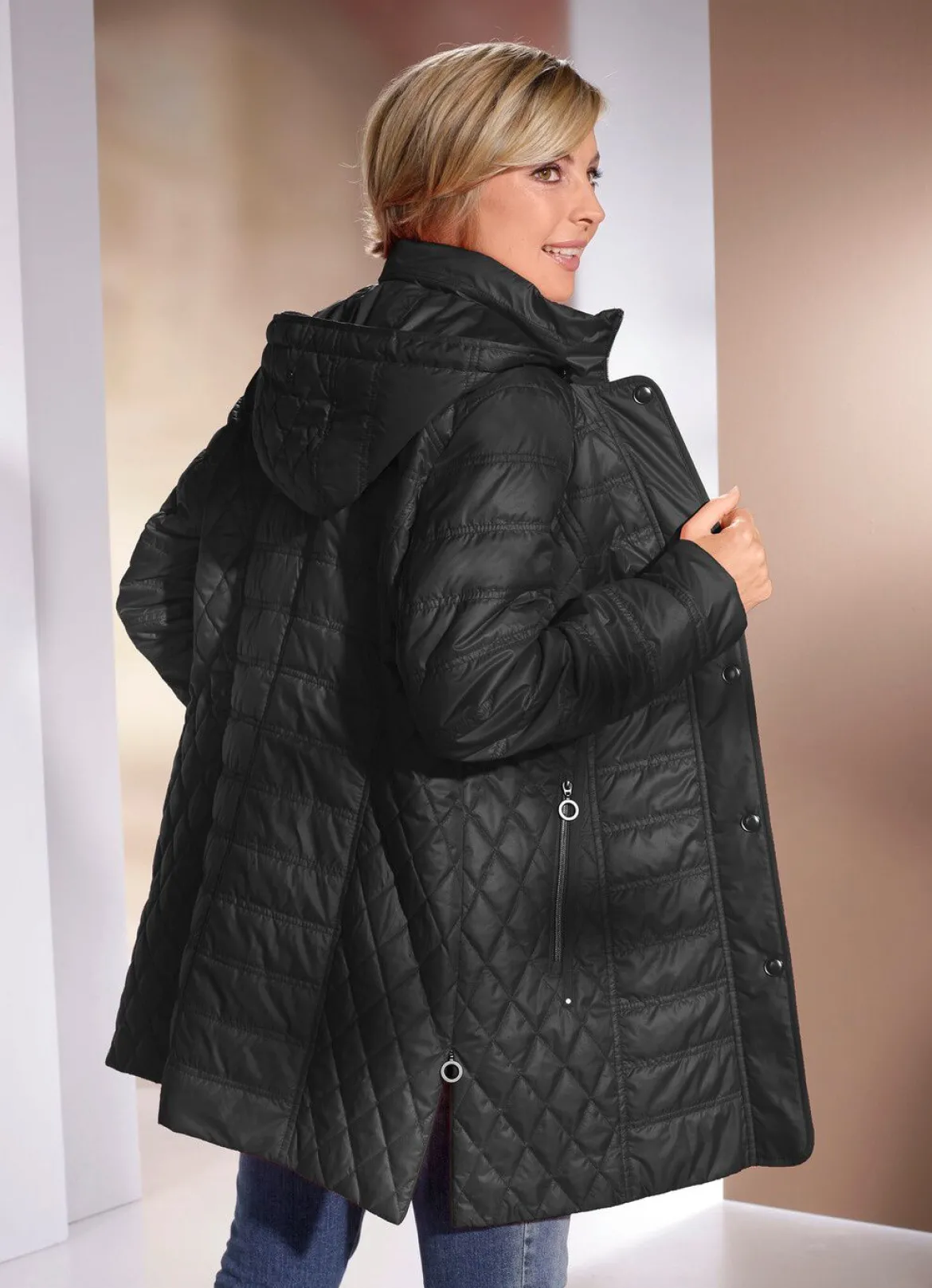 Jacke mit Reißverschluss an den Seitenschlitzen