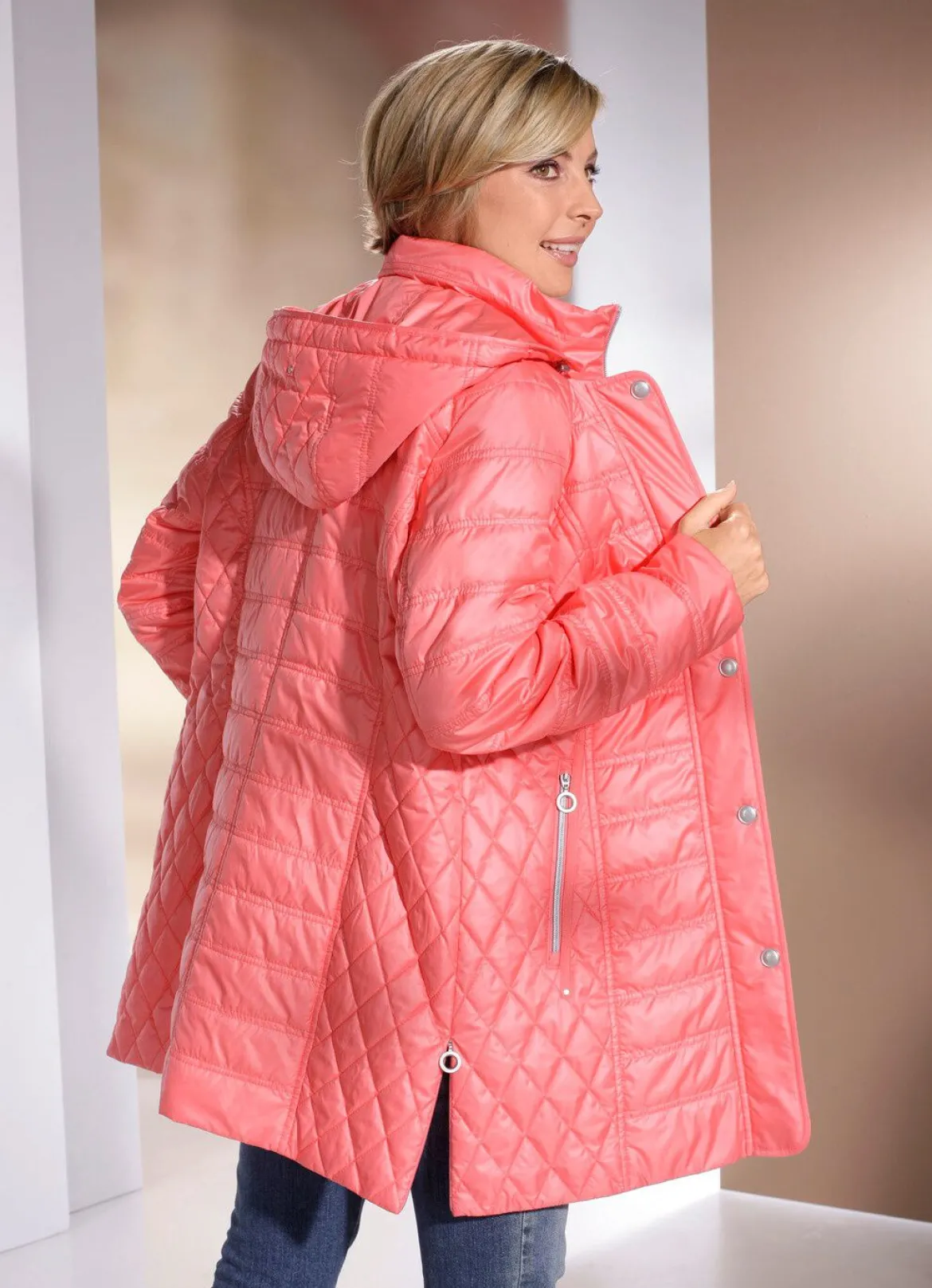 Jacke mit Reißverschluss an den Seitenschlitzen