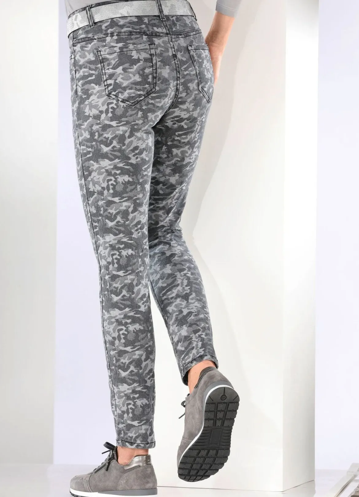 Jeans mit Camouflage-Dessinierung