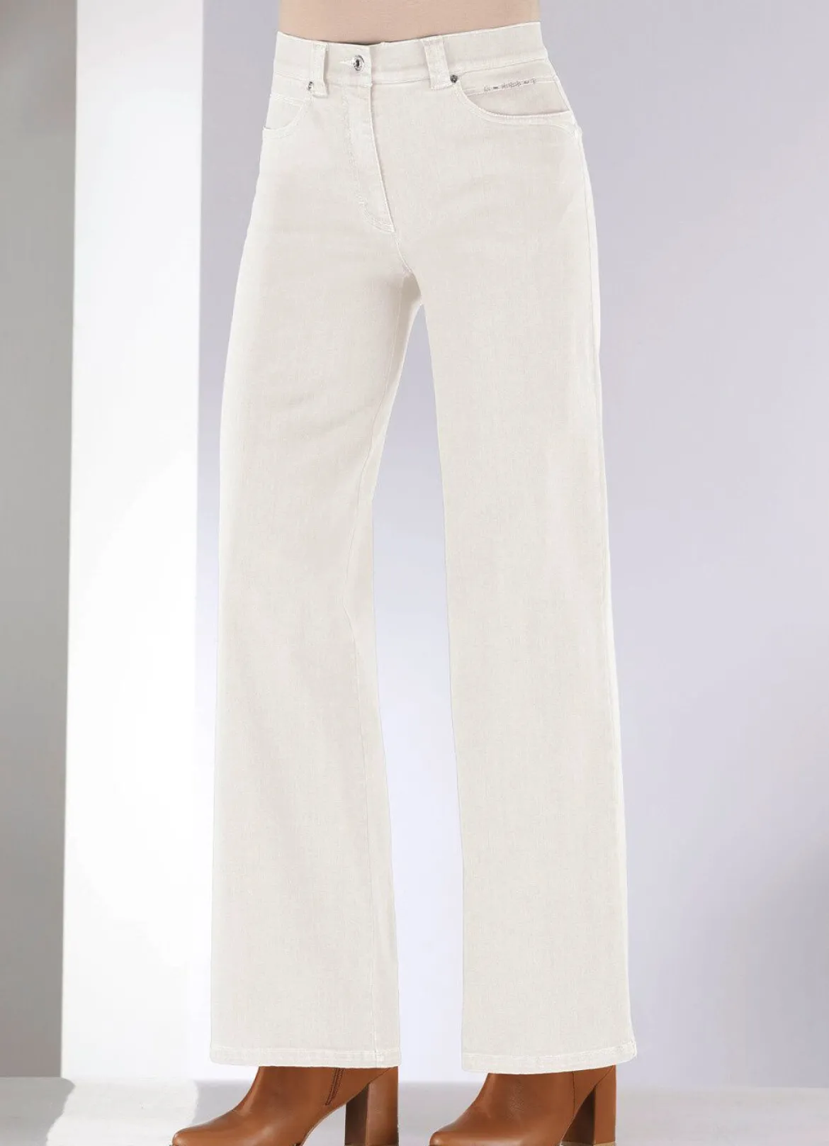 Jeans mit dezenter Strasszier