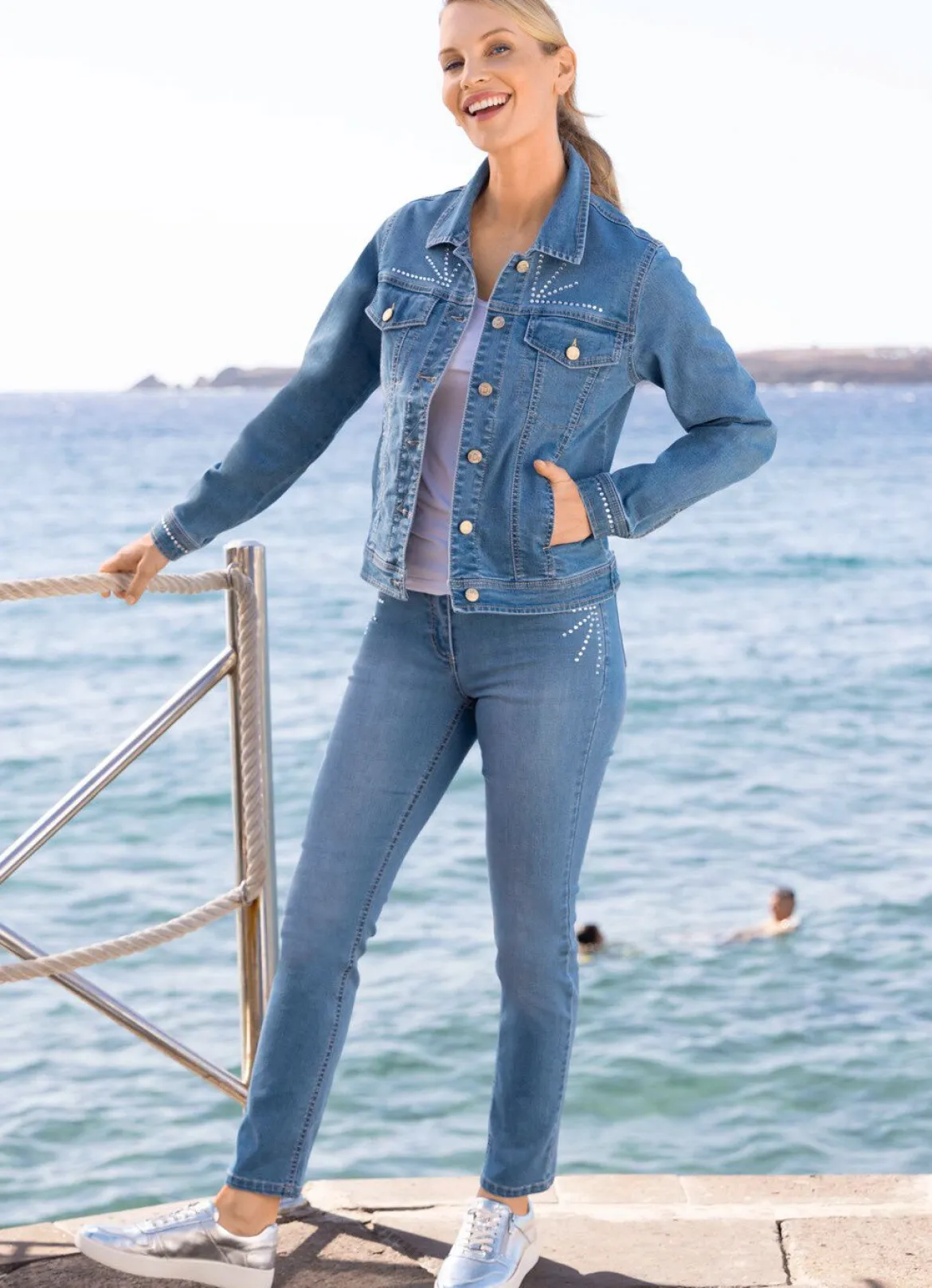 Jeans mit extravaganter Strasszier