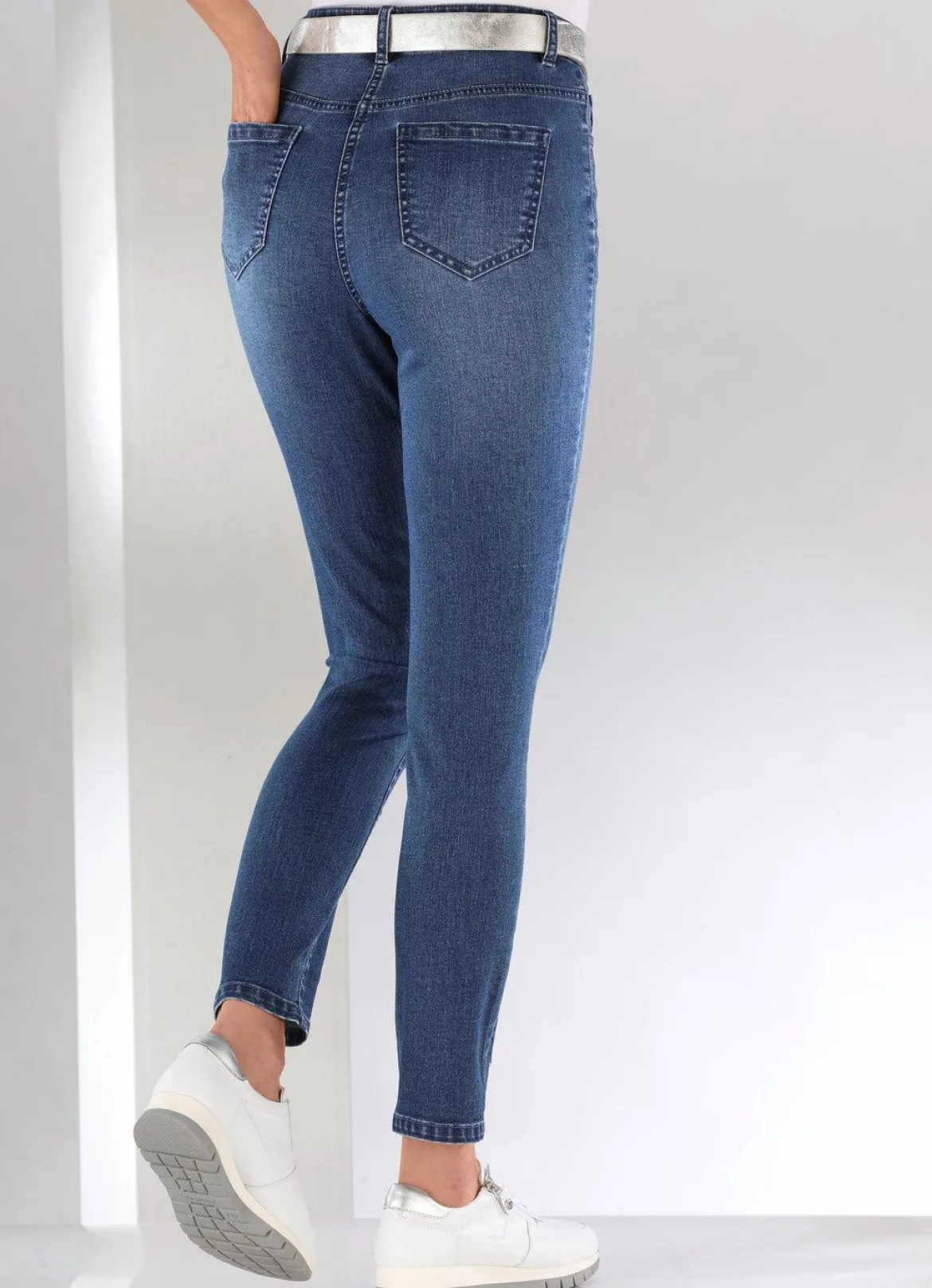 Jeans mit floralen Lochstickereien und Strasssteinchen