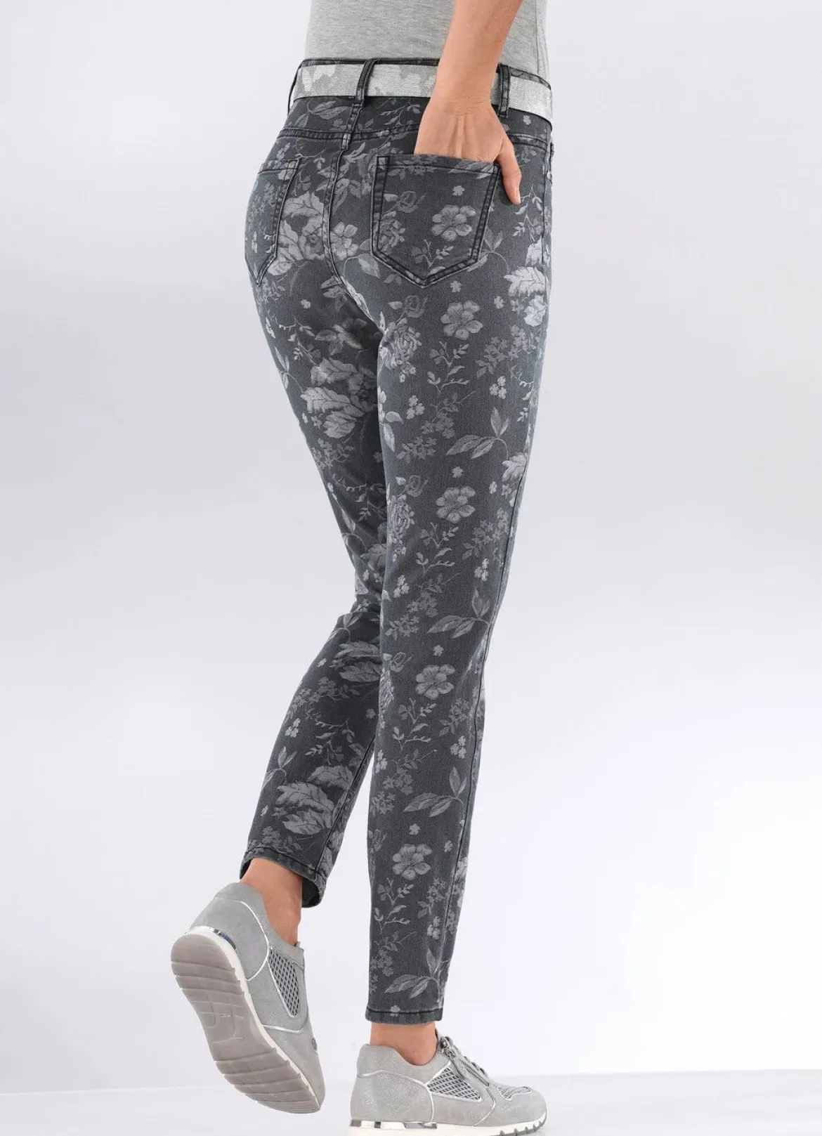 Jeans mit floraler Dessinierung