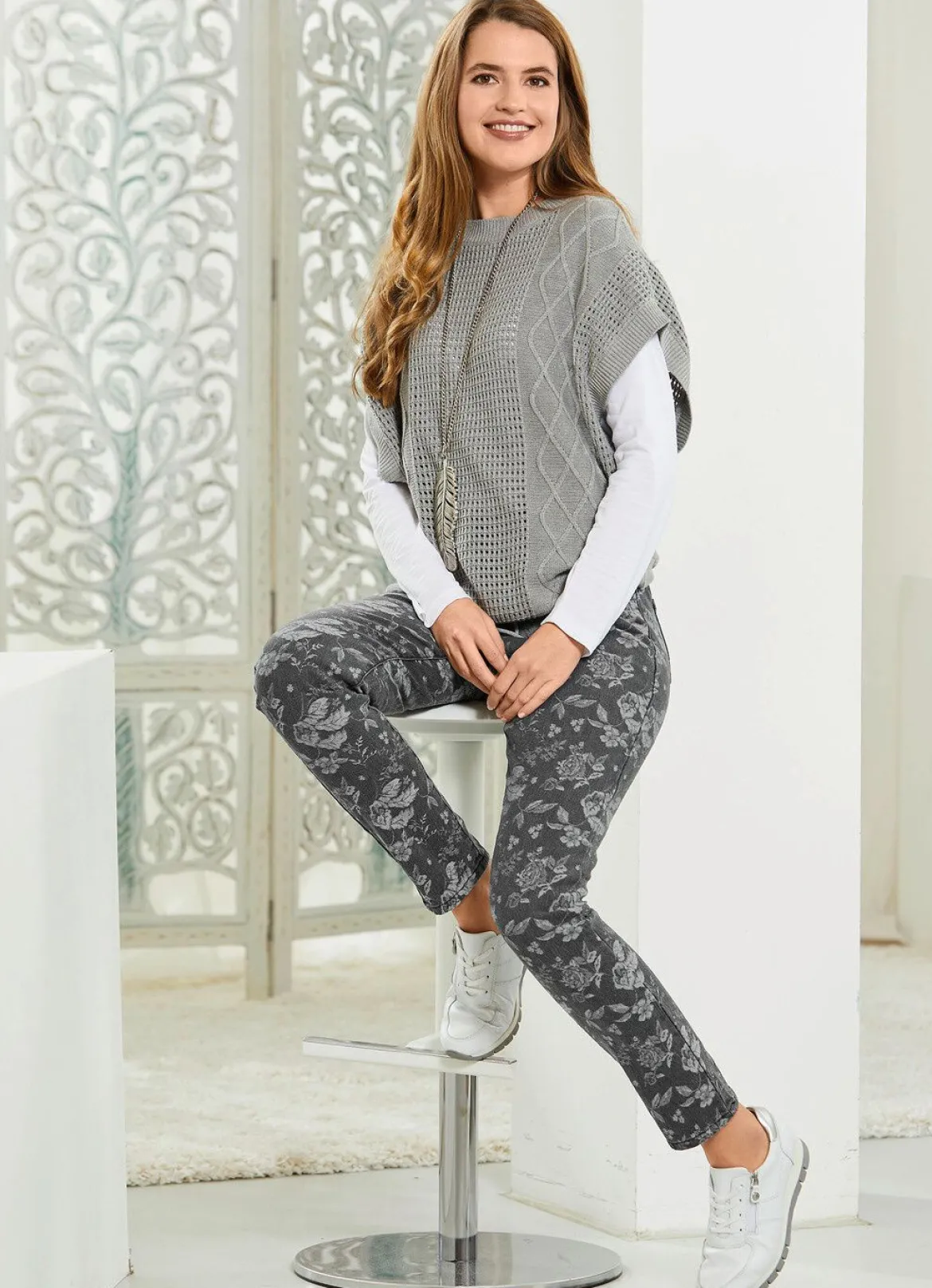 Jeans mit floraler Dessinierung