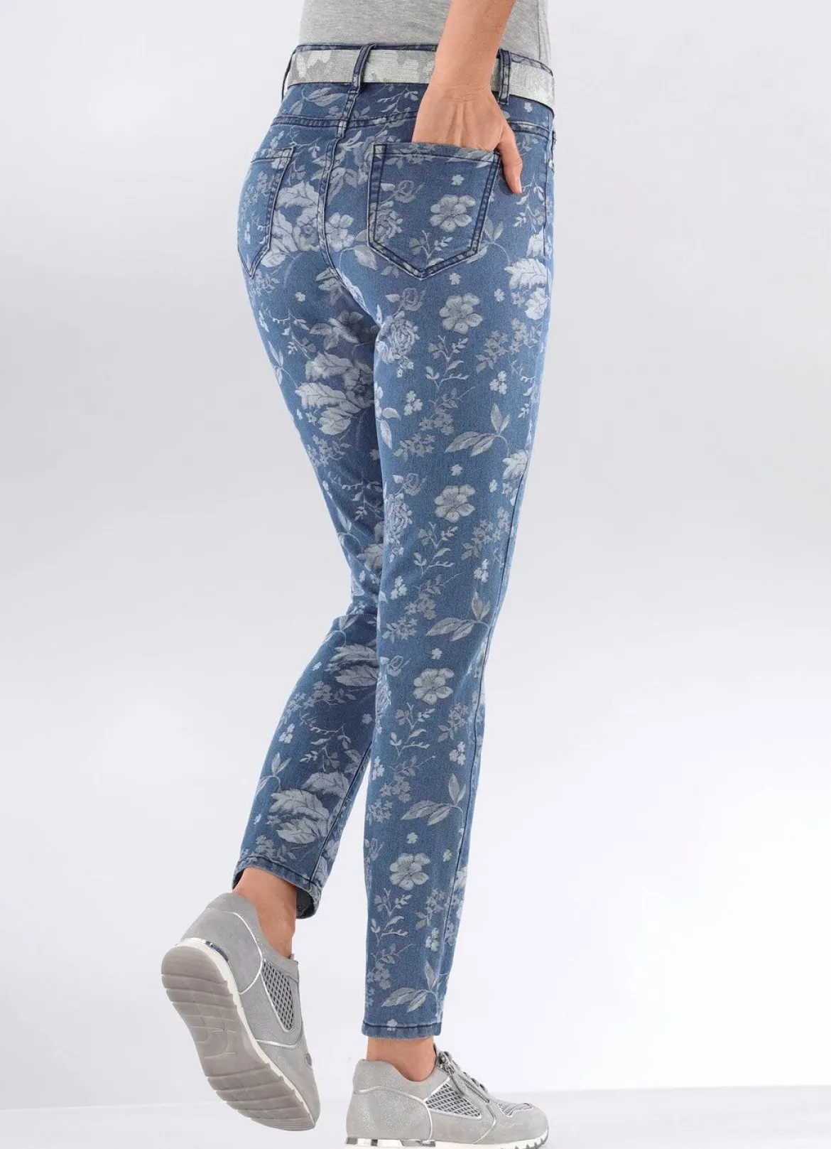 Jeans mit floraler Dessinierung