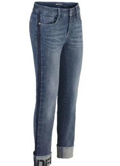 Jeans mit Fransensaum und Schriftzug auf einem Bein