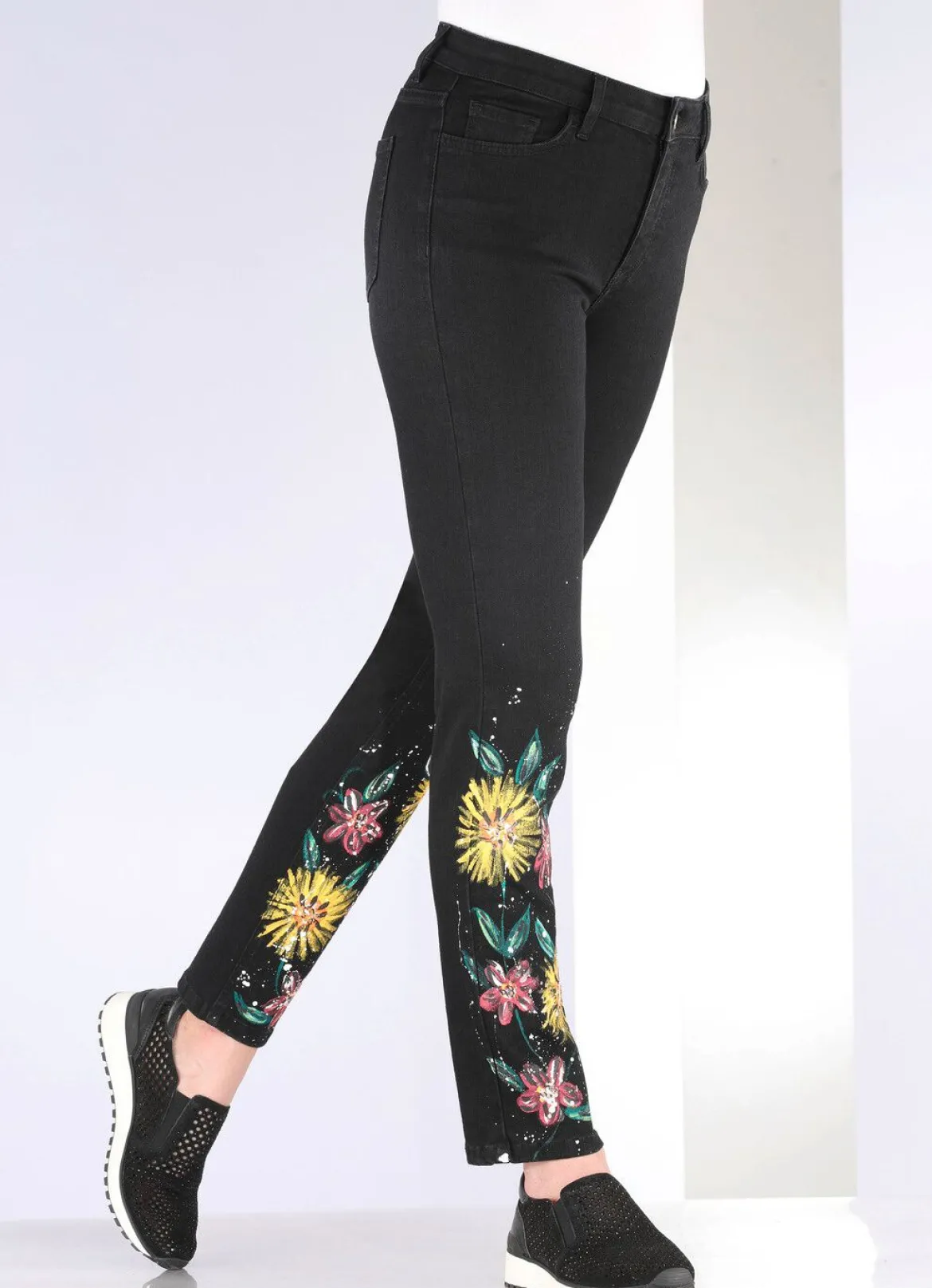 Jeans mit handbemalten, floralen Motiven