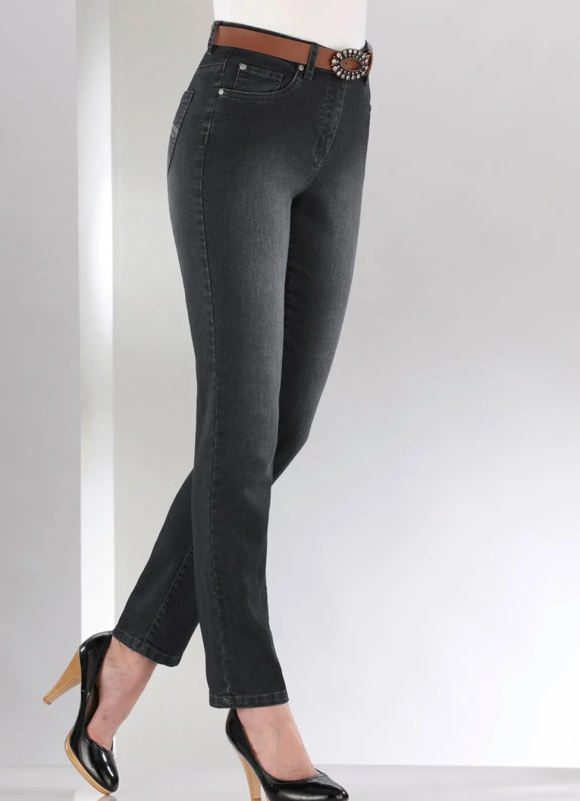 Jeans mit schönen Stickereien und funkelnden Strassteinen