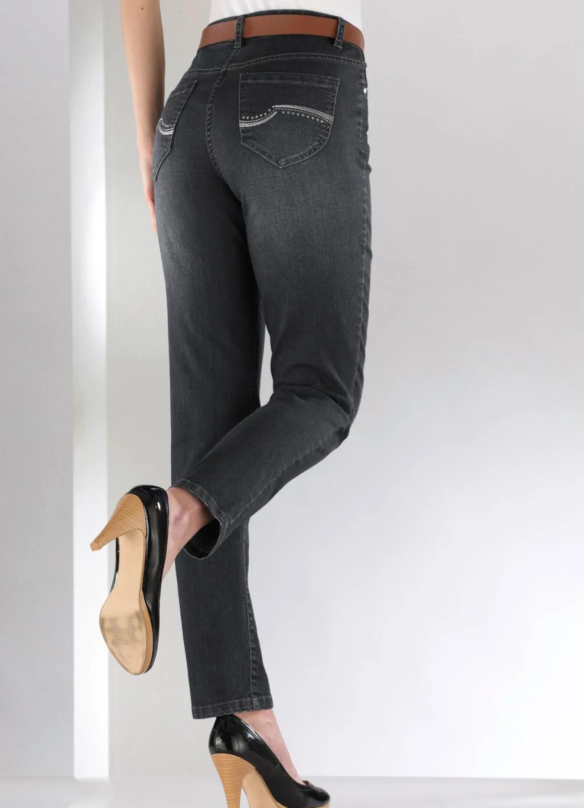 Jeans mit schönen Stickereien und funkelnden Strassteinen